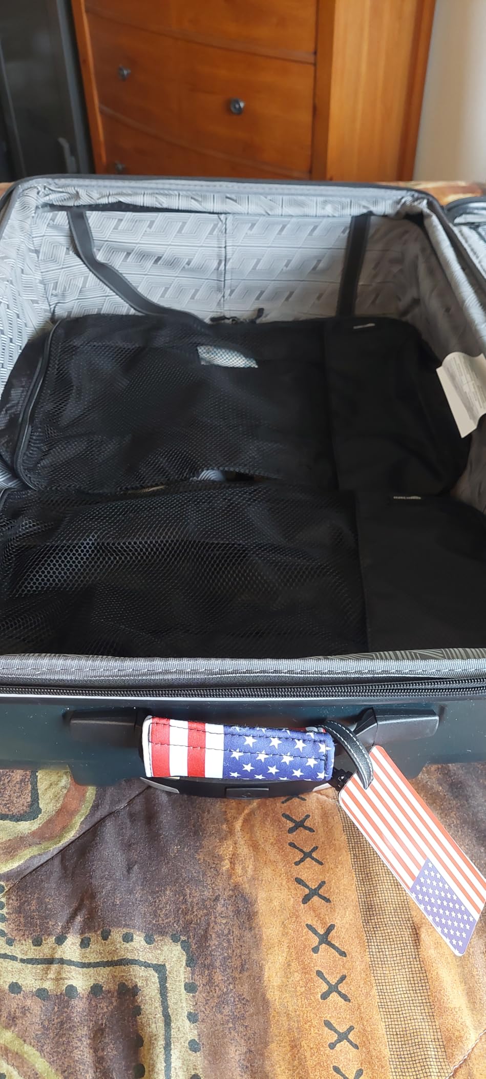 Amazon Essentials 4-Piece Packing Cubes Travel Accessories Set, Luggage Organizer, Suitcase Organizer with Double Zipper, Mesh Top, Space-Saving, Large, Gray (Previously Amazon Basics) customer photo 1