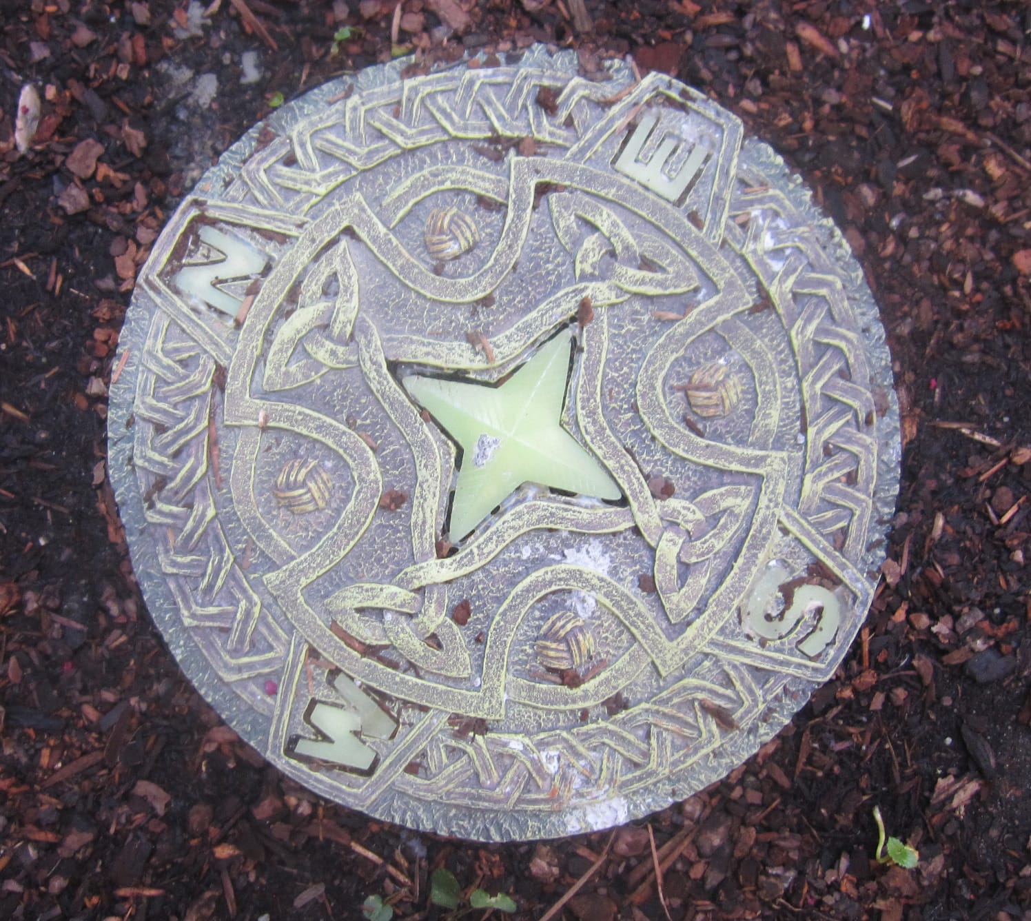 Bits and Pieces Glow in the Dark Stepping Stone - Celtic Compass, 10