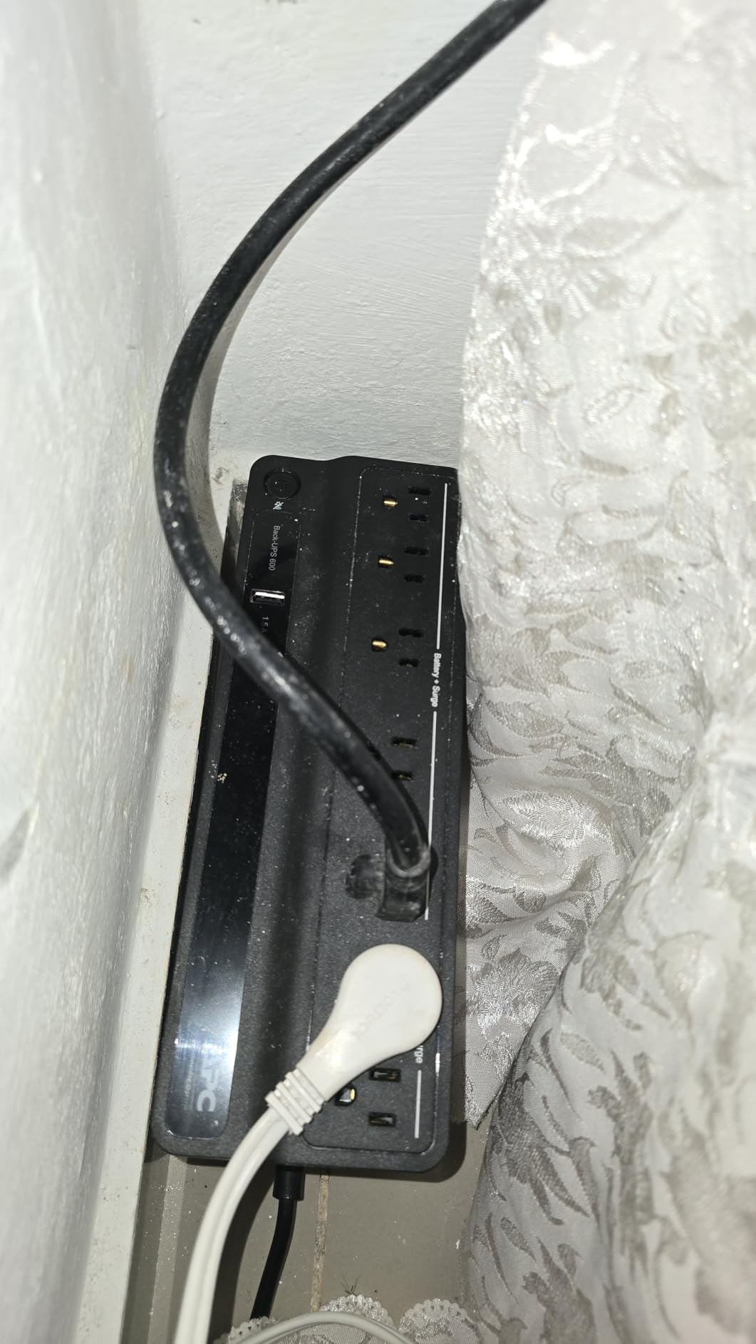 APC UPS 600VA/330W UPS Battery Backup for Computer, Router, NAS, BE600M1 customer photo 1