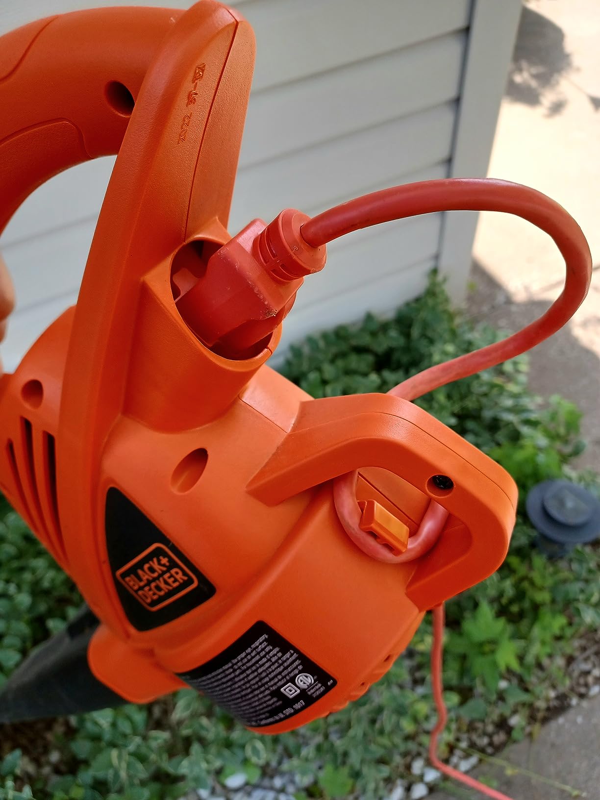 BLACK+DECKER Electric Leaf Blower, Handheld Blowers for Lawn Care, Lightweight, 180 MPH 180 CFM, 7-Amp, Corded (LB700) customer photo 1