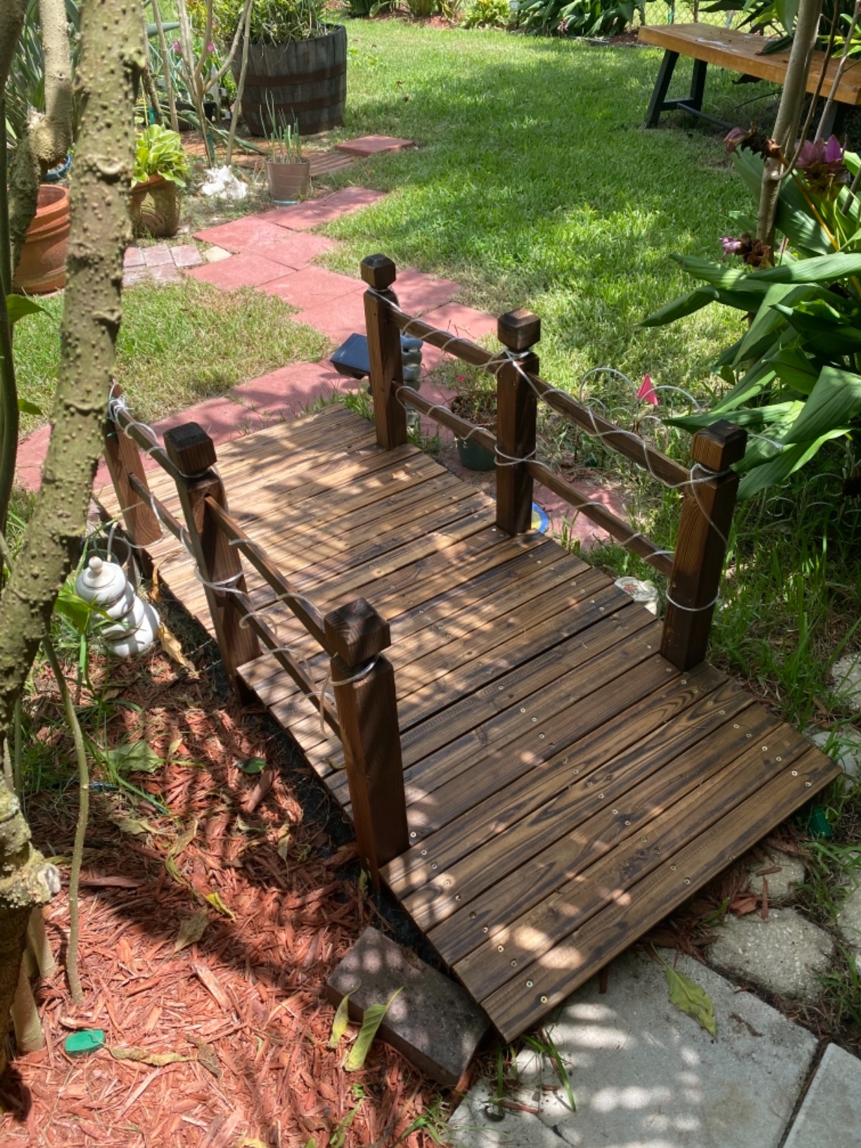 Giantex 5 FT Wooden Garden Bridge, Stained Wood Arc Footbridge with Railings, 400 lbs Capacity, Decorative Pond Bridge for Outdoor Garden Yard Backyard Creek Farm (Brown) customer photo 2