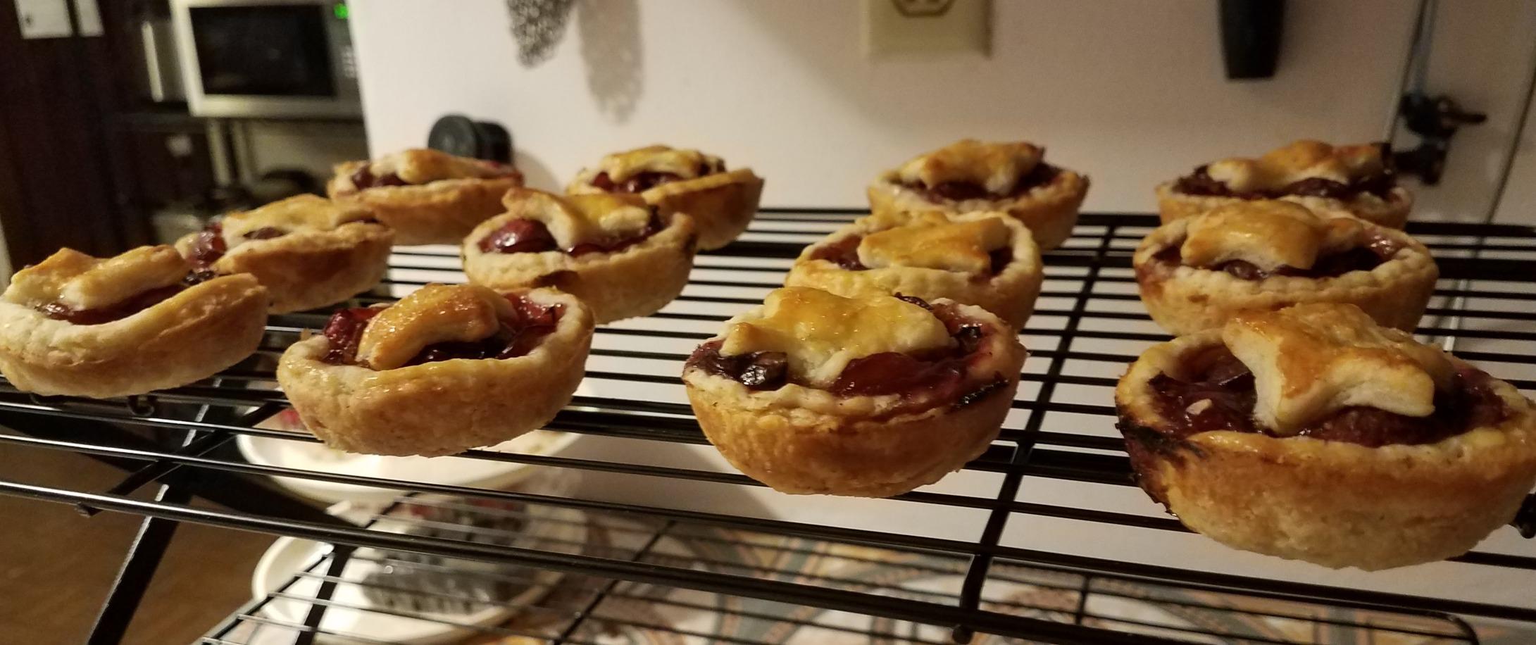 Wilton Gold Premium Non-Stick Warp-Resistant Bakeware, Made without PFAs, 3-tier Cooling Rack, Packaging May Vary customer photo 2