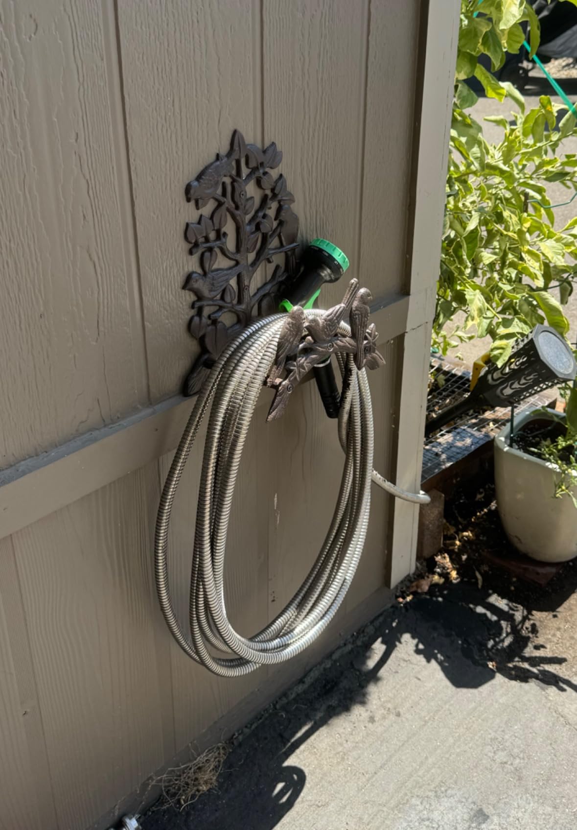 Sungmor Heavy Duty Cast Iron Hose Holder,Garden & Yard Decorative Birds Wall Mounted Hose Butler,Water Pipe Holds,Rack,Hanger,Antique Wall Decorations customer photo 1