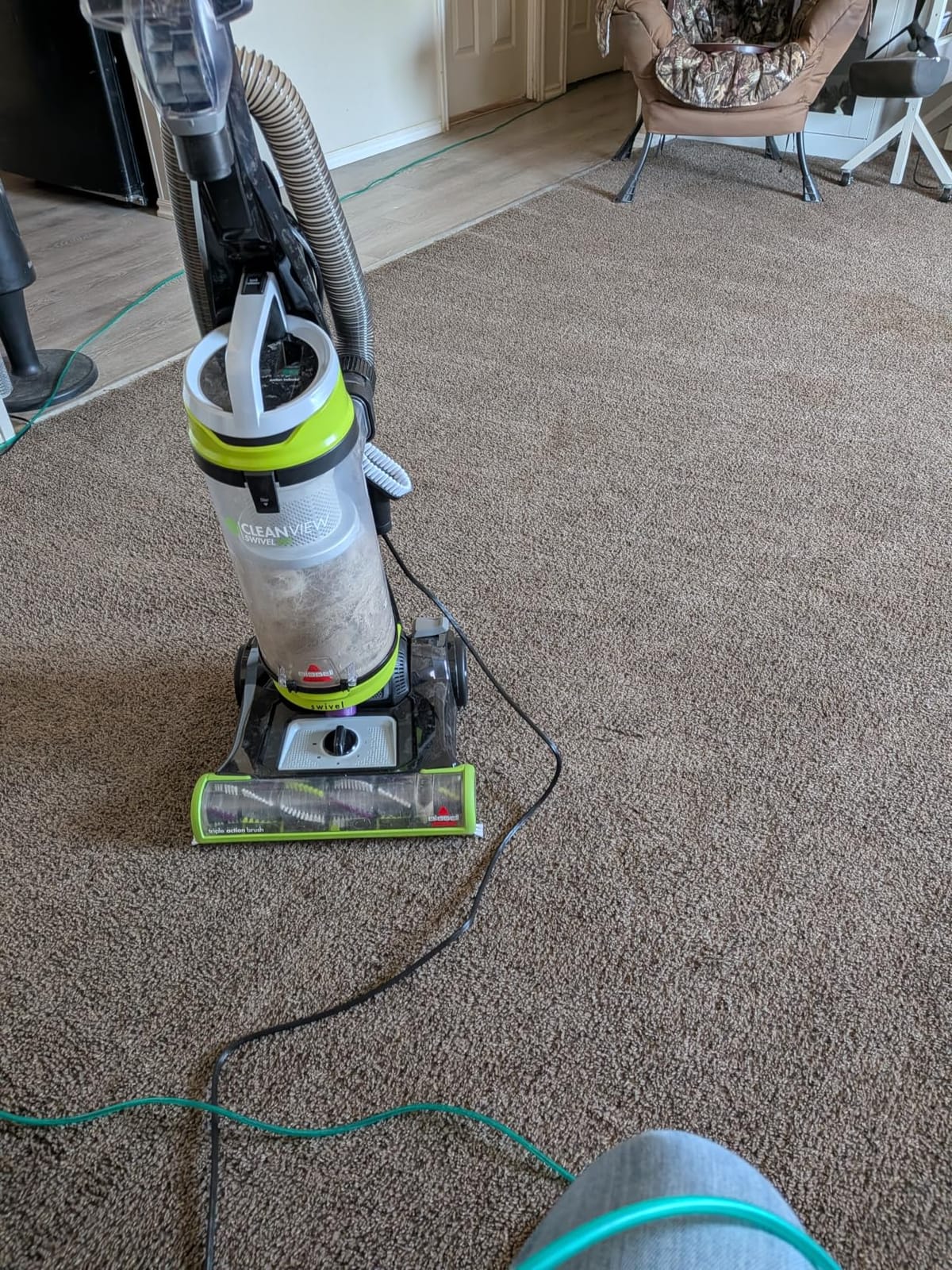 Bissell CleanView Swivel Pet Upright Vacuum, Swivel Steering for Maneuverability, Triple Action Brush Roll for Pet Hair, Large Capacity Dirt Tank & Scatter-Free Tech, 2252 customer photo 1