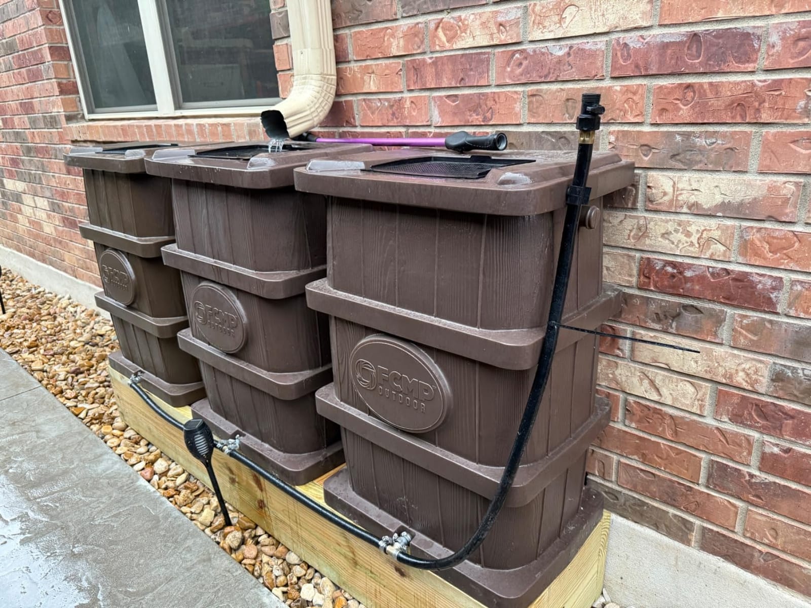 FCMP Outdoor Slim Line Design 45-Gallon Wood Grain Outdoor Home Rain Water Catcher Barrel Flat Back Container with Spigots and Mesh Screen, Brown | Wood Grain Design - Outdoor Home Rainwater Catcher Flat Back Container with Spigots and Mesh Screen customer photo 2