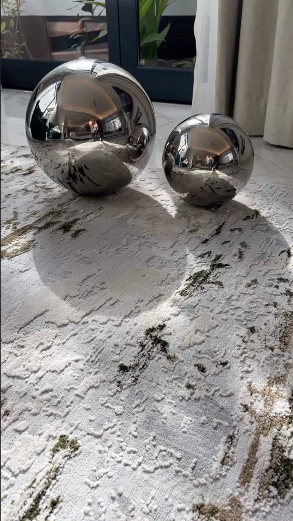 30 cm/12 inch Diameter Gazing Globe Mirror Ball,Silver Stainless Steel Polished Reflective Smooth Garden Sphere,Colorful and Shiny Addition to Any Garden or Home customer photo 2