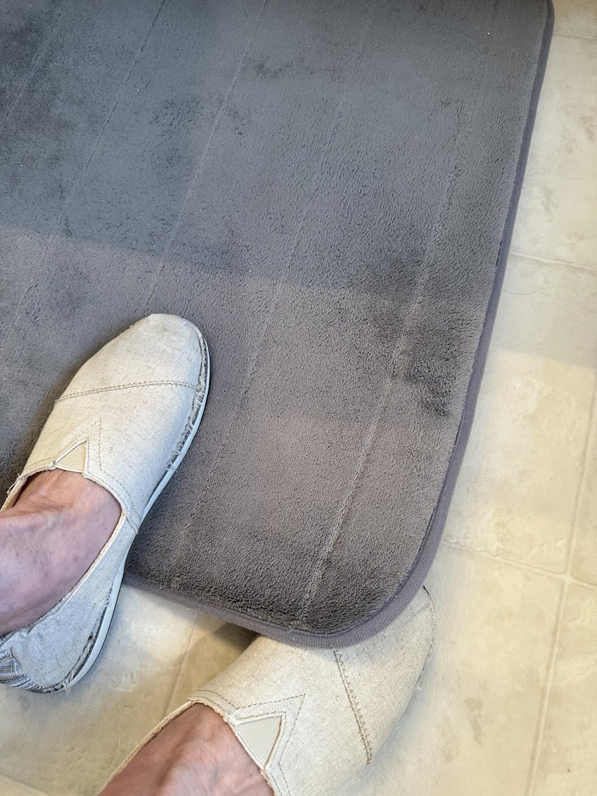Yimobra Memory Foam Bath Mat, Super Soft Absorbent Bathroom Rug Non Slip, Quick Dry, Machine Washable Floor Carpet for Tub Shower, Home Decor Accessories, 24x17, Grey customer photo 1