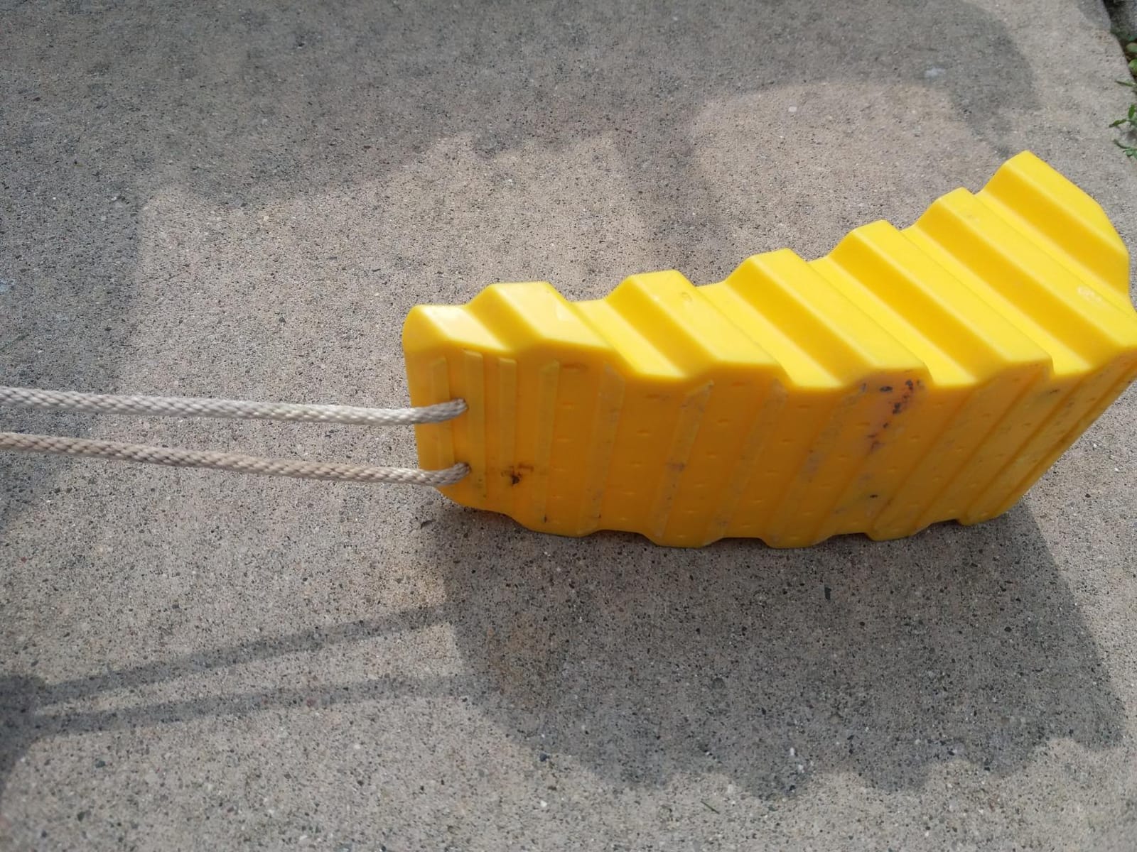 Camco Curved Camper/RV Leveler & Wheel Chock - Features Heavy Duty Honeycomb Design & Includes Non-Slip Rubber Grippers on Wheel Chock - Compatible w/Trailers Up to 30,000 lbs - 2-Pk (21021) customer photo 2
