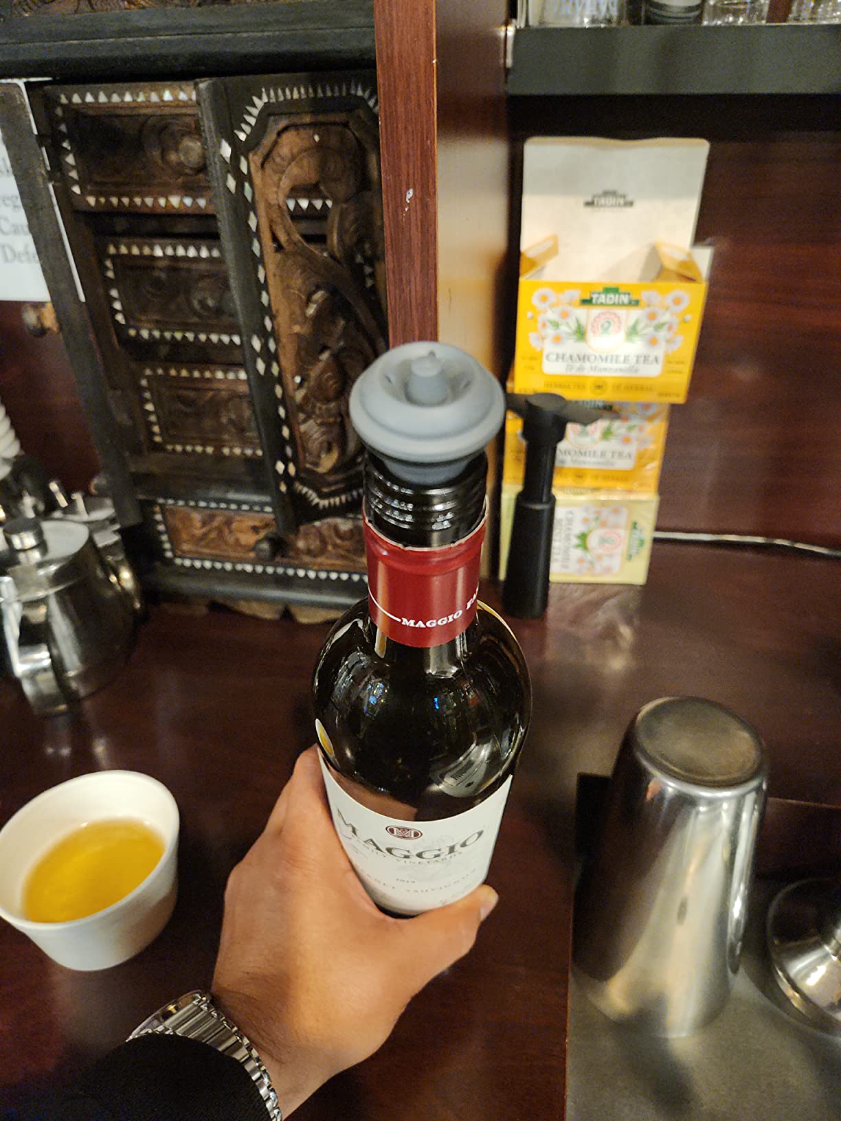 Vacu Vin Original Saver Wine Bottle Stopper - With 4 Vacuum Stoppers - Preserver Wine Stopper with Pump for Red or White Wine - Wine Accessories to Keep Wine Fresh - Airtight Seal Stoppers - Black customer photo 1