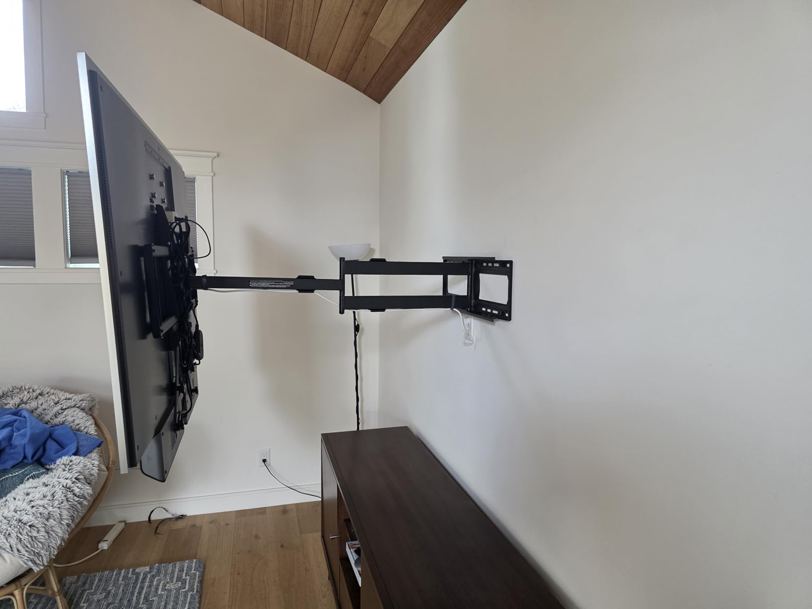 PERLESMITH Long Arm Corner TV Wall Mount for 37-75 inch TVs up to 110 lbs | 16