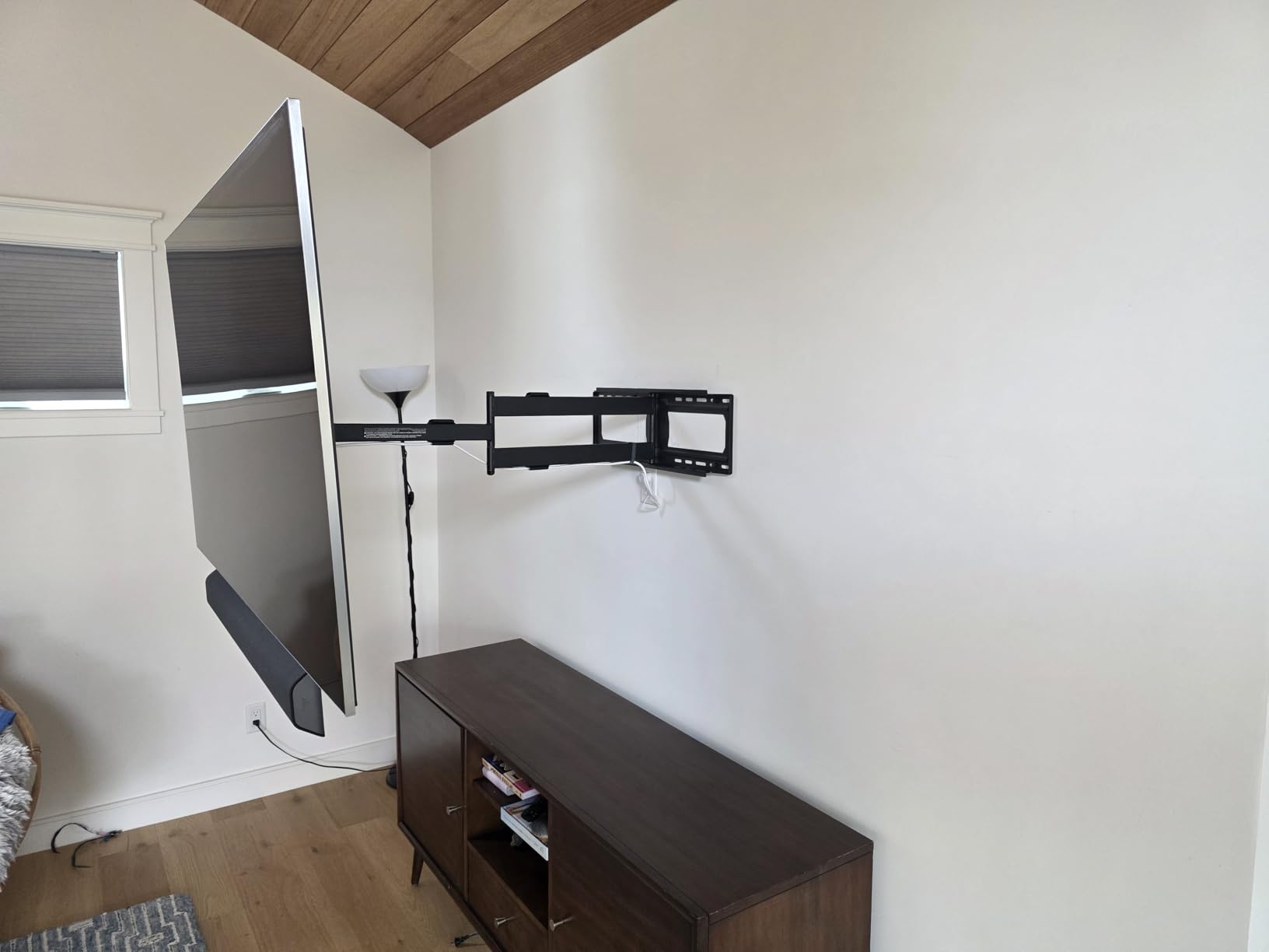 Perlegear Long Arm Full Motion TV Wall Mount for 42-90 inch TVs | 42.72