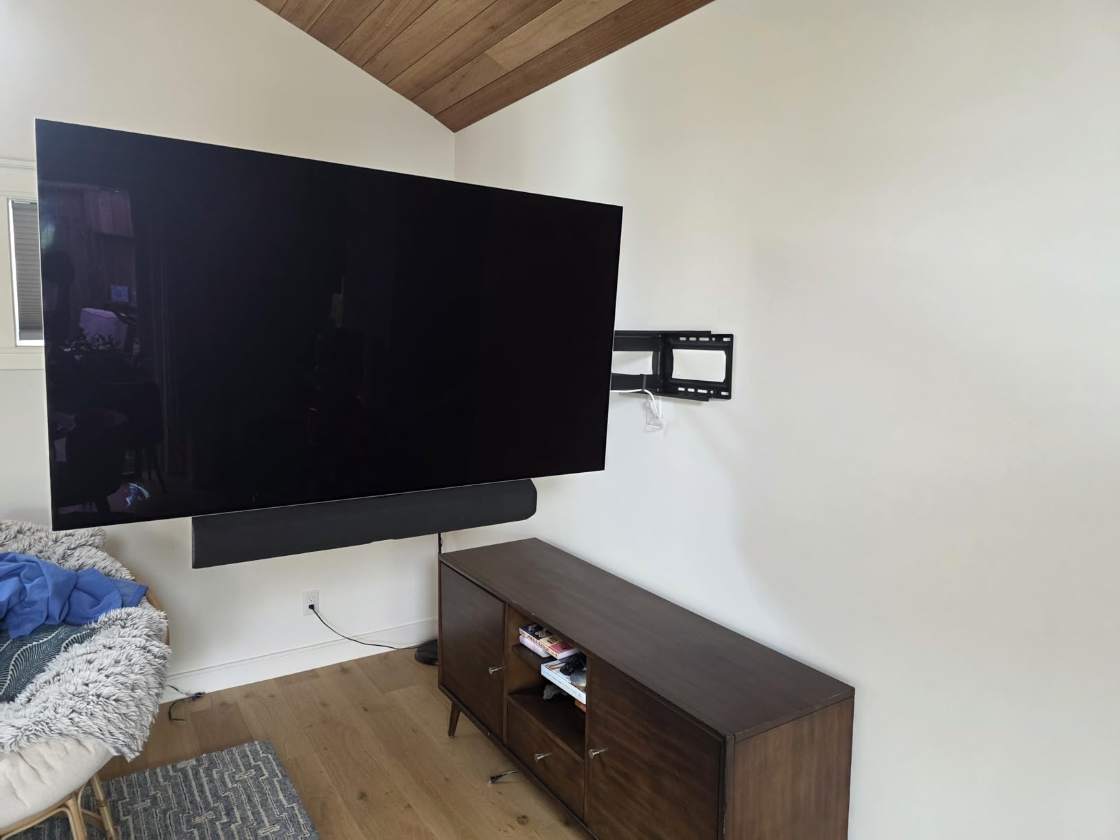 Perlegear Long Arm Full Motion TV Wall Mount for 42-90 inch TVs | 42.72
