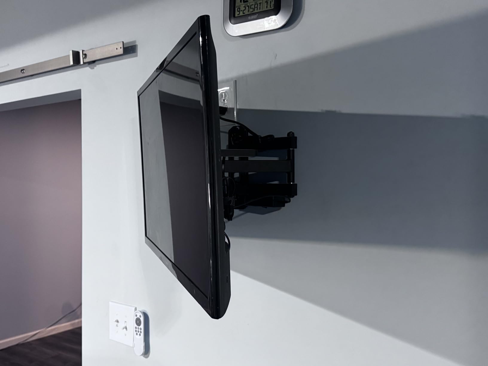Pipishell Full Motion TV Wall Mount for 26-65 Inch Flat Curved TVs, Heavy Duty Single Articulating Arms, Corner TV Mount Up to VESA 400x400mm and 77lbs, Support Swivel, Tilt, Level Adjustment customer photo 2