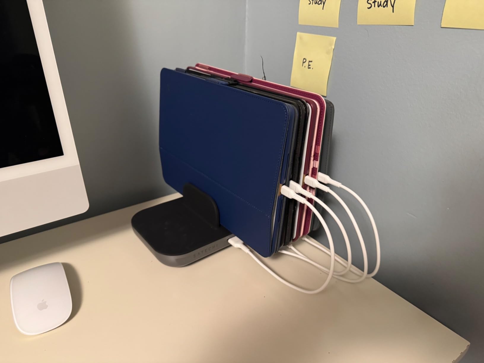 Multi-Device Charging Station with Wireless Charging | Compatible with iPad Air/Pro, MacBook Air/Pro/Neo, iPhone 12-17, AirPods, Apple Watch customer photo 1