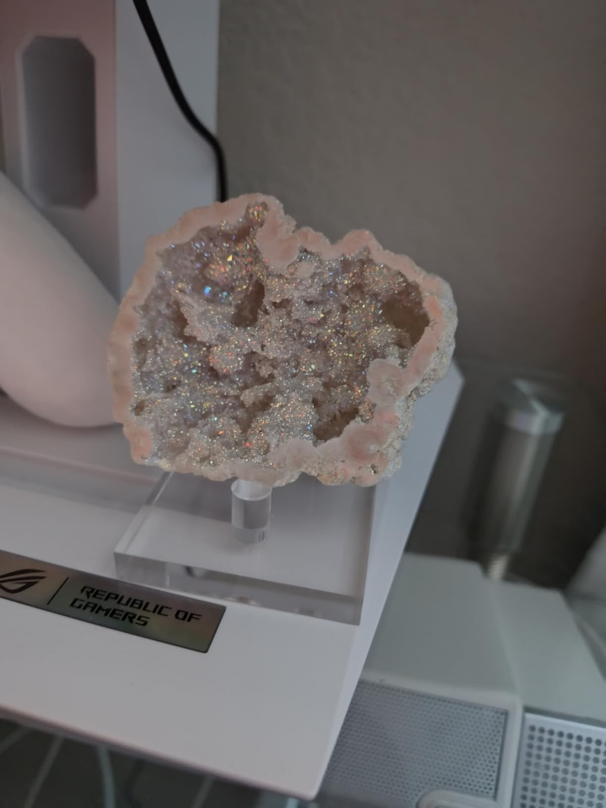 Hipiwe Clear Acrylic Display Stand - Three-Peg Rock Display Easel, 4 Packs Small Geode Stands for Mineral Agate Collectibles customer photo 1