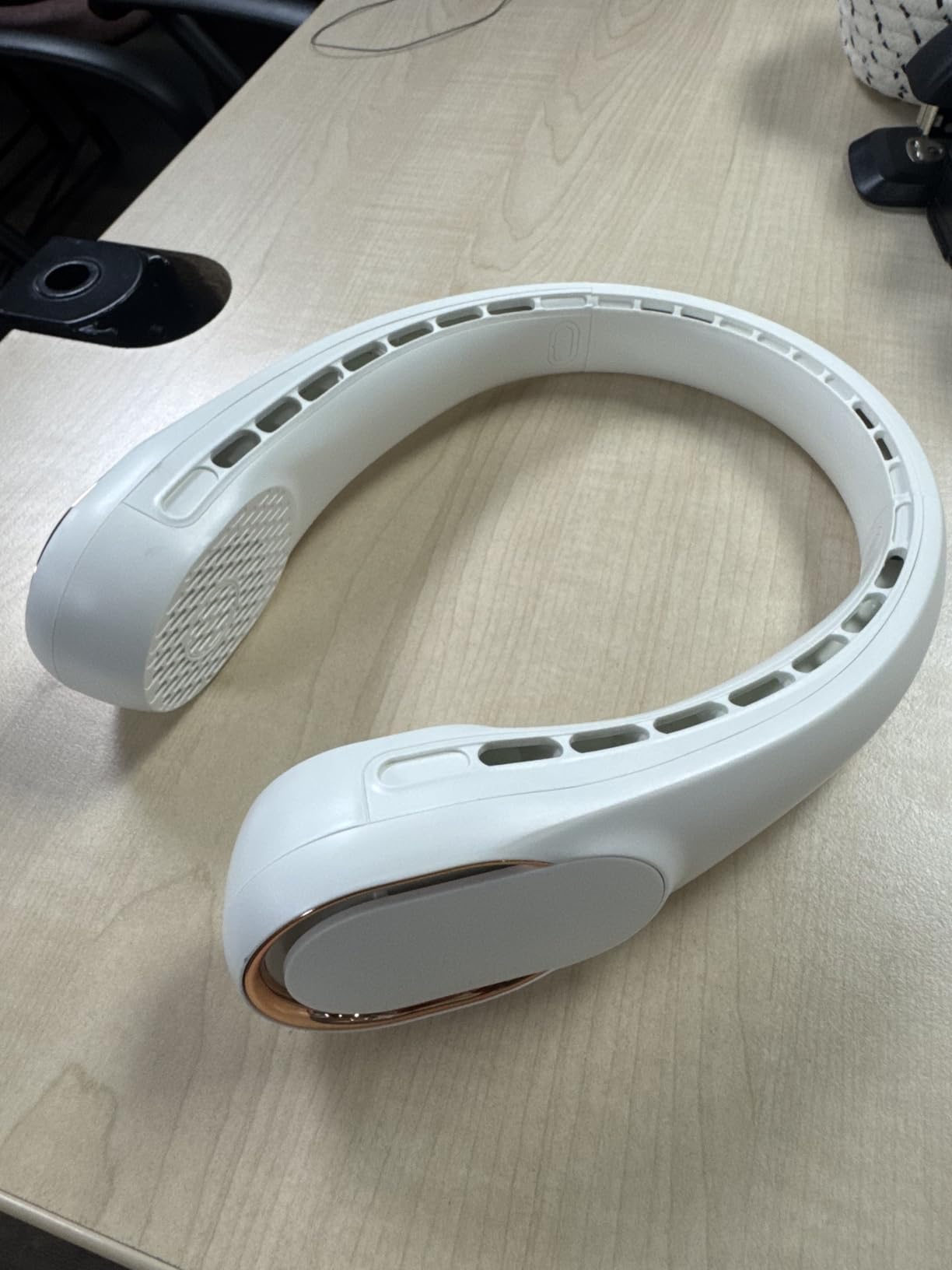 FrSara Portable Fan, Personal Neck Fan that Blows Cold Air, Upgraded 4000mAh, Long Endurance, Upgraded air volume, Easier to Use, 360° Cooling, No Hair Twisting, Non-Slip Material, Rechargeable, 3-Speed customer photo 2