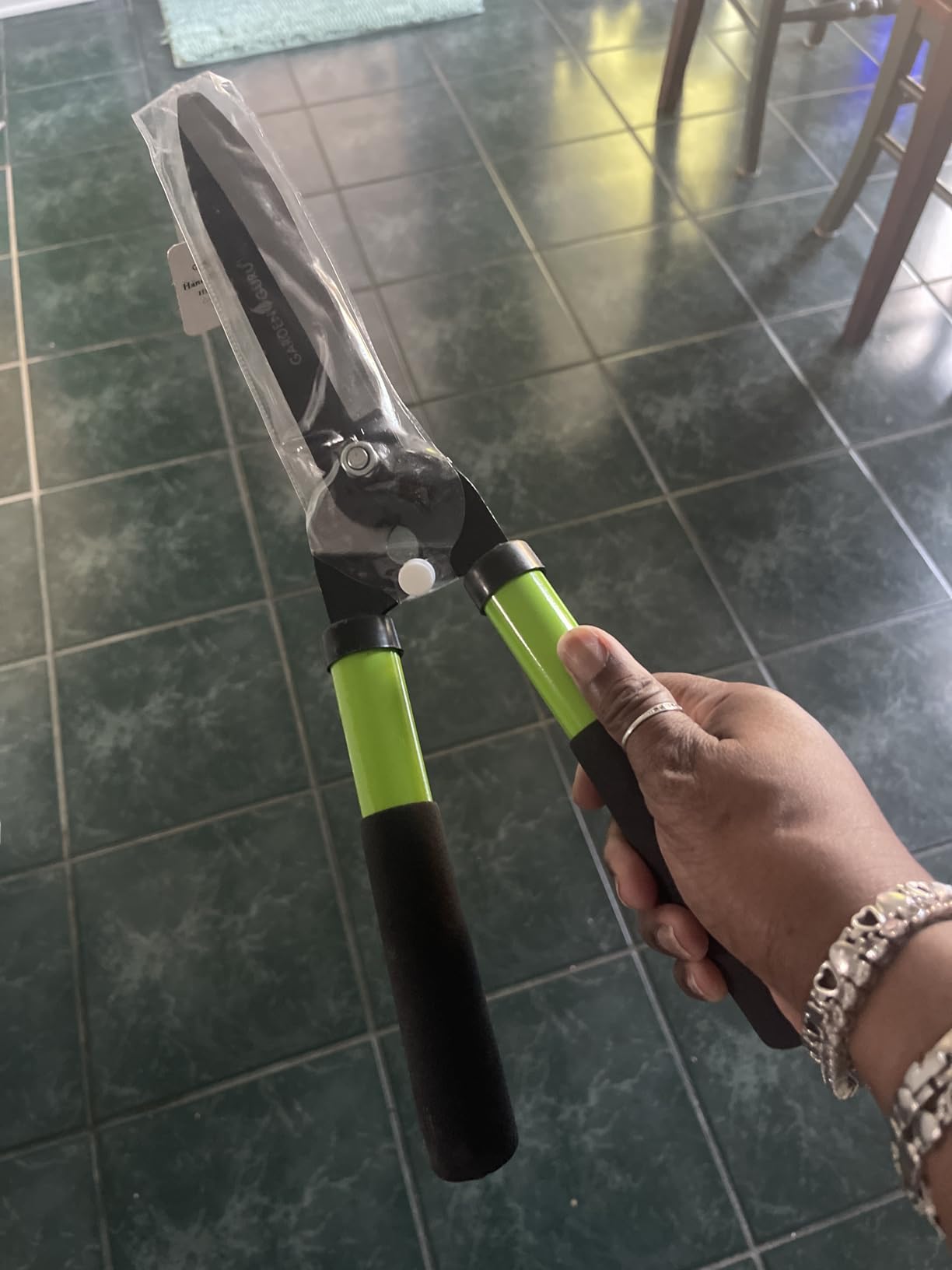 GARDEN GURU Hedge Shears Clippers for Trimming & Shaping Borders, Boxwood, Decorative Shrubs, Bushes, Grass - 15 inch High Carbon Steel Gardening Hedge Clippers & Shears with Comfort Grip Handles customer photo 1