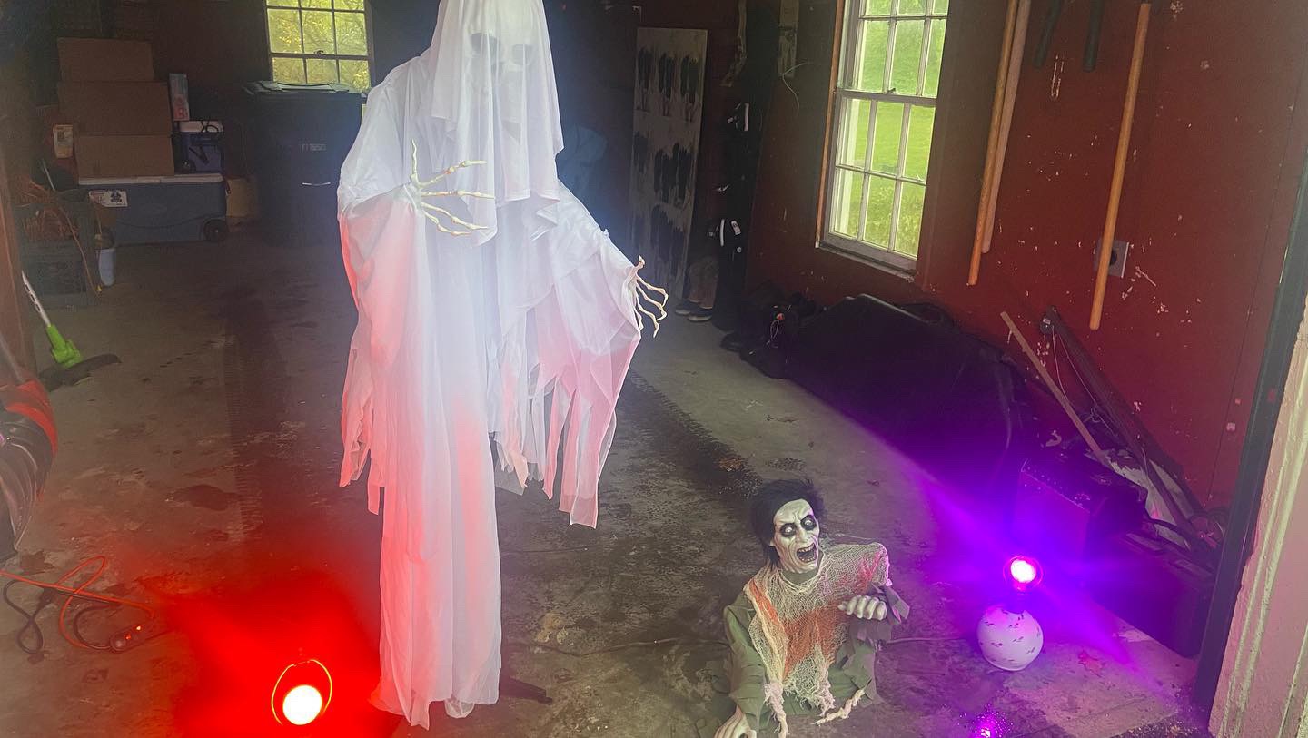 JOYIN Halloween Outdoor Decoration Zombie Groundbreaker, Animatronics Zombie Props with Sound & Glowing Eyes customer photo 1