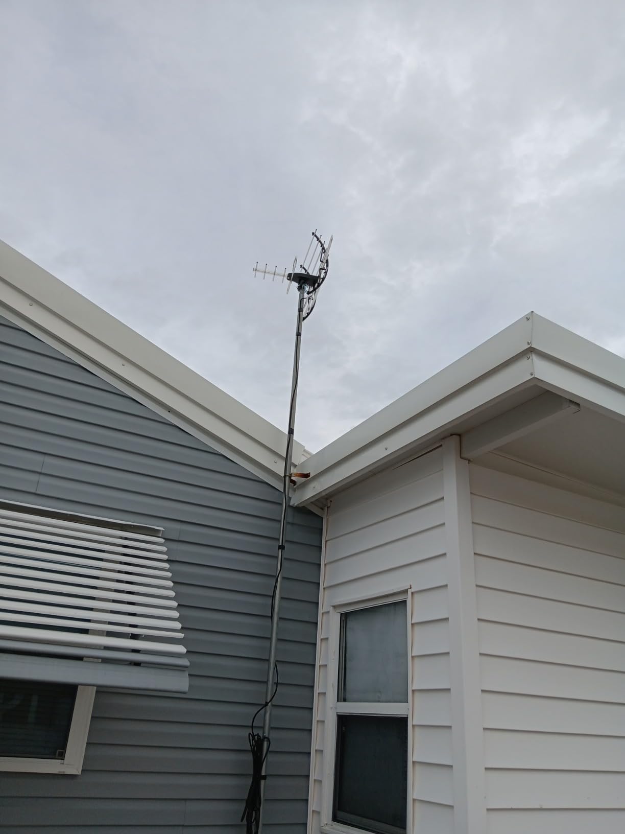 PIBIDI Amplified TV Antenna for Attic/Outdoor, 360° Remote Rotation | Long-Range UHF/VHF Reception for Local Channels, High-Gain Amplifier, 4K/1080P, Mounting Pole, 40ft RG6 Cable Included customer photo 1