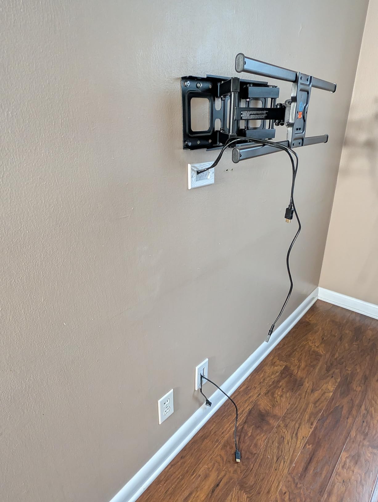 Pipishell Full Motion TV Wall Mount for Most 37-84 Inch TVs up to 132lbs, Wall Mount TV Bracket Articulating Swivel Tilt Extension Leveling Max VESA 600x400mm Fits 12/16
