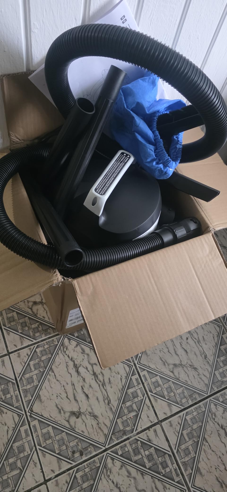 Amazon Basics Wet Dry Shop Vacuum Cleaner, 4 Gallon, 3 HP Stainless Steel, Grey/Black customer photo 2