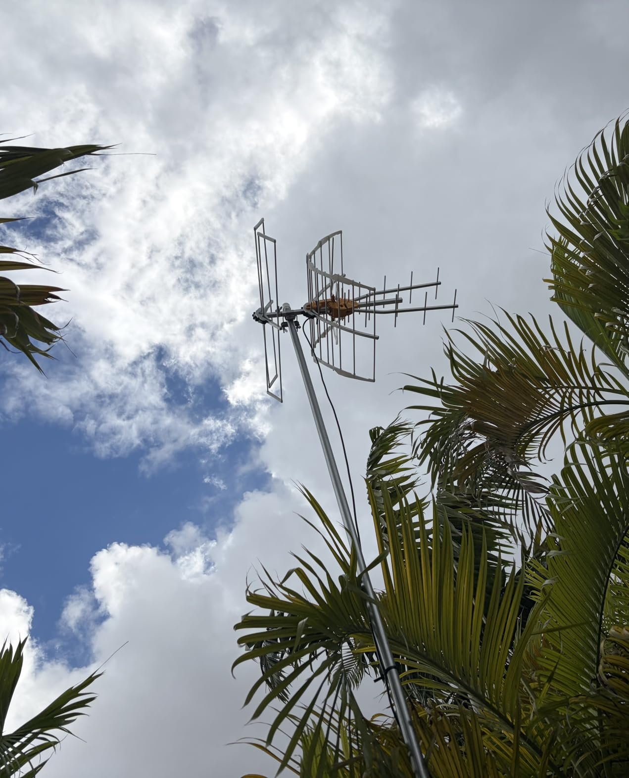 Televes Ellipse Mix 148883 HDTV Antenna - Amplified High VHF/UHF OTA TV Antenna with Built-in TForce Preamp, Automatic Gain Control, FM/LTE/4G/5G Filtering, 75 mi Range - Made in Spain customer photo 1