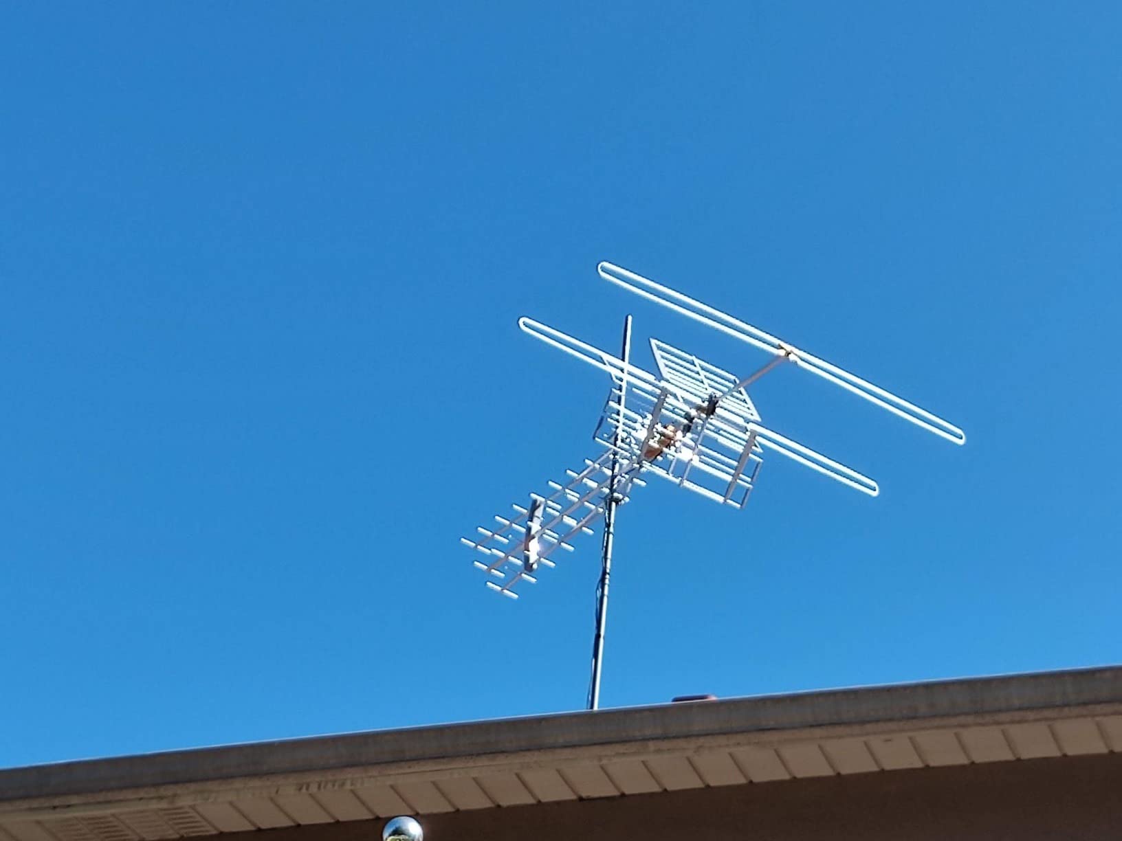 Televes DAT BOSS Mix LR 148383 Full-Band HDTV Antenna - Long-Range Low VHF/High VHF/UHF Reception with TForce BOSS Amplifier, FM & LTE/4G/5G Filtering, Up to 100 mi - Made in Spain customer photo 1