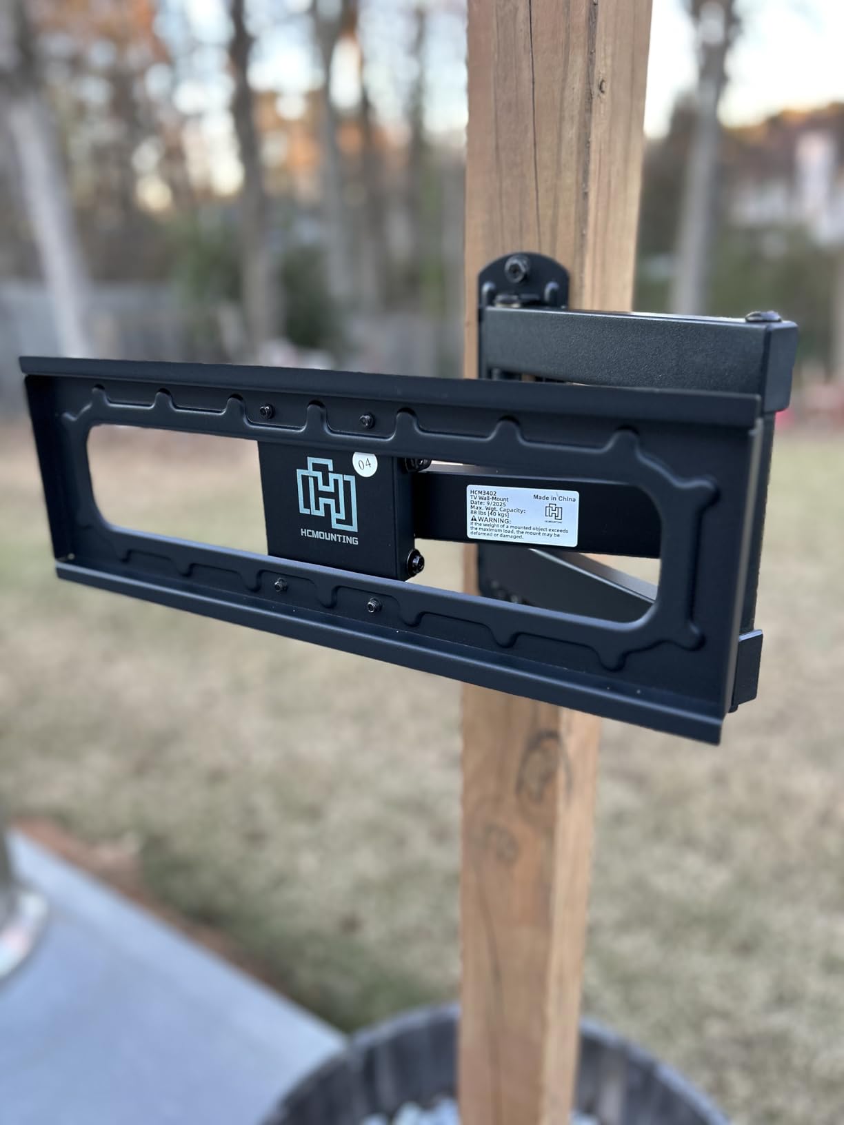HCMOUNTING Outdoor Full Motion TV Wall Mount for 26-65 inch Flat & Curved TVs | Weatherproof Bracket For Outdoor, Stainless Steel, Single Stud Anti-Drop, Swivel & Tilt, Holds 88 Lbs, Max Vesa 400x400mm customer photo 1