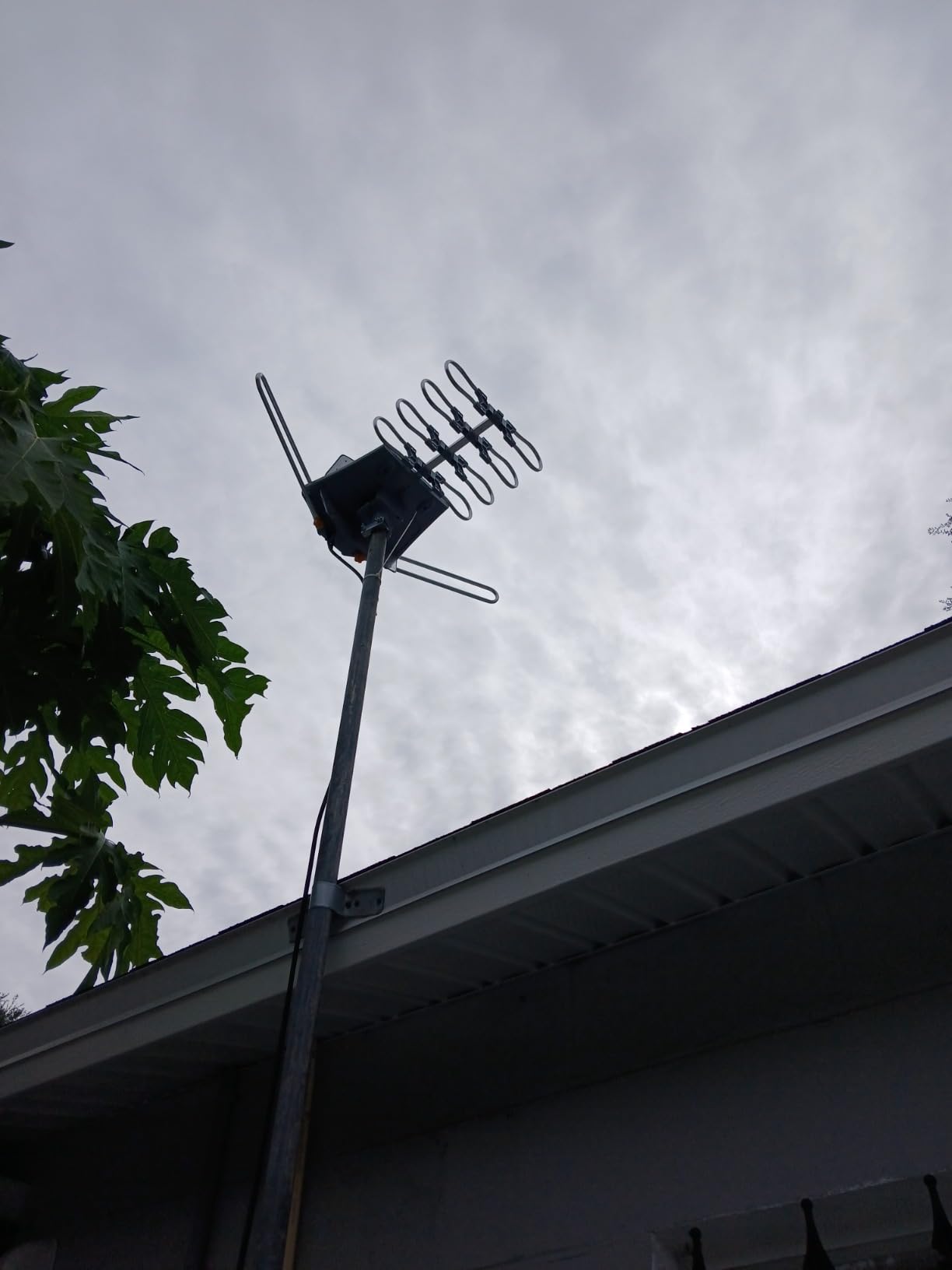 Digital Outdoor Amplified HD TV Antenna,150 Miles Motorized 360 Degree Rotation,Wireless Remote Control,40FT RG6 Coax Cable,UHF VHF 1080P 4K,Support 2 TVS customer photo 2
