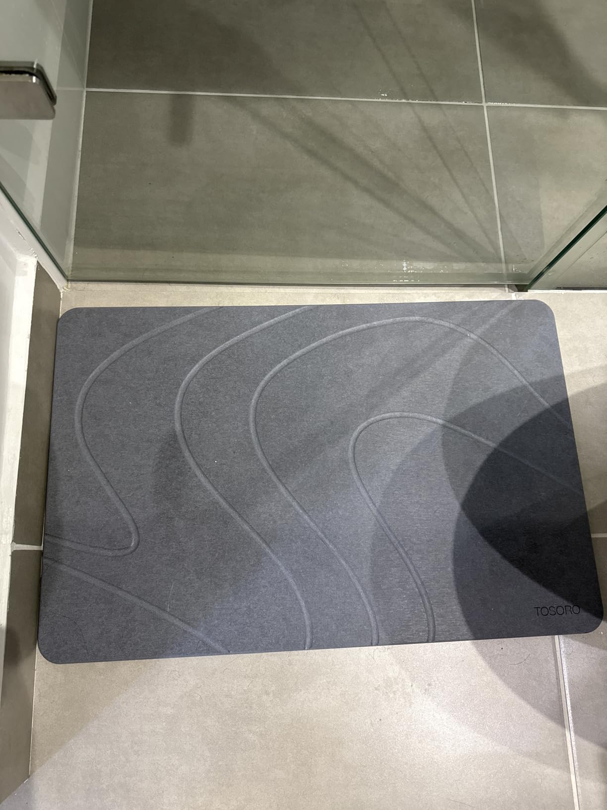 TOSORO Stone Bath Mat Diatomaceous Earth Shower Mat Non-Slip Super Absorbent Diatomite Stone Bath Mats for Bathroom Floor Quick Drying Natural Easy to Clean (23.5 x 15) - Graphite customer photo 2