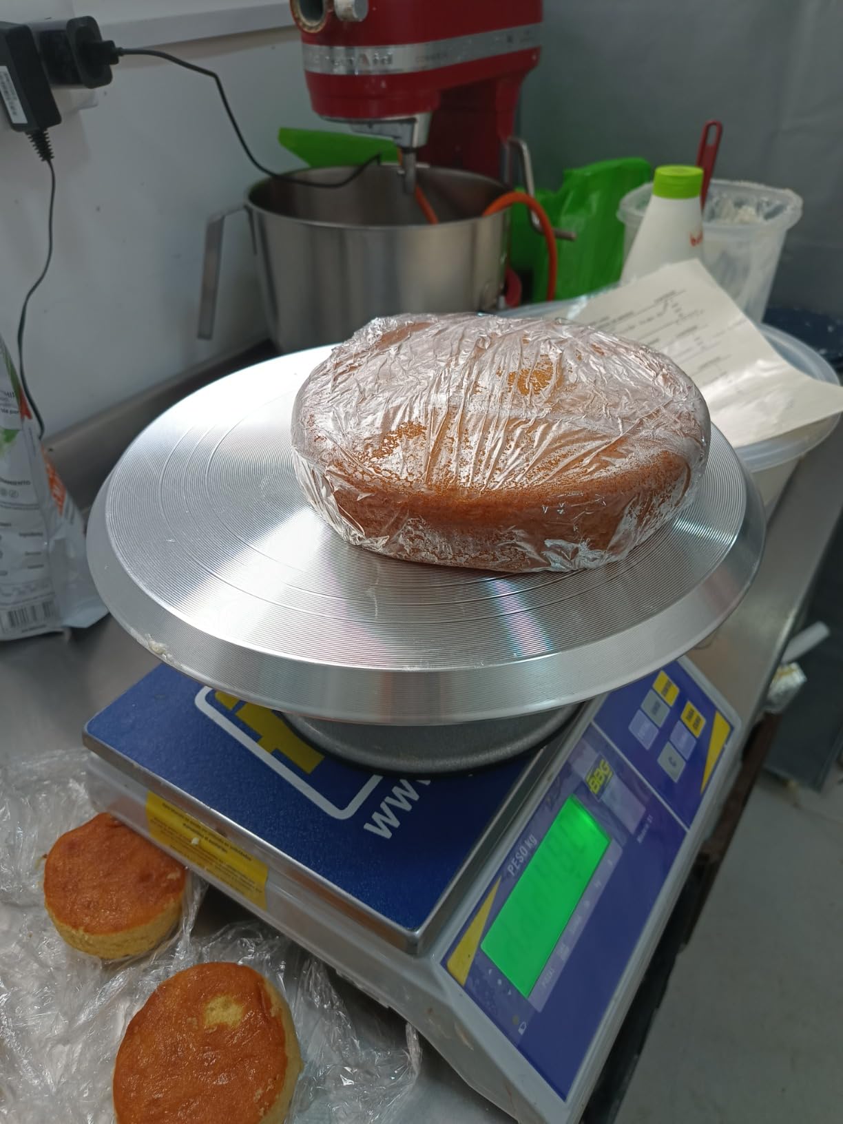 RFAQK 12 Inch Aluminum Alloy Revolving Cake Stand, Cake Turntable for Decorating Rotating Cake Stand for Cupcakes, Pastries and Cake Decorations customer photo 2