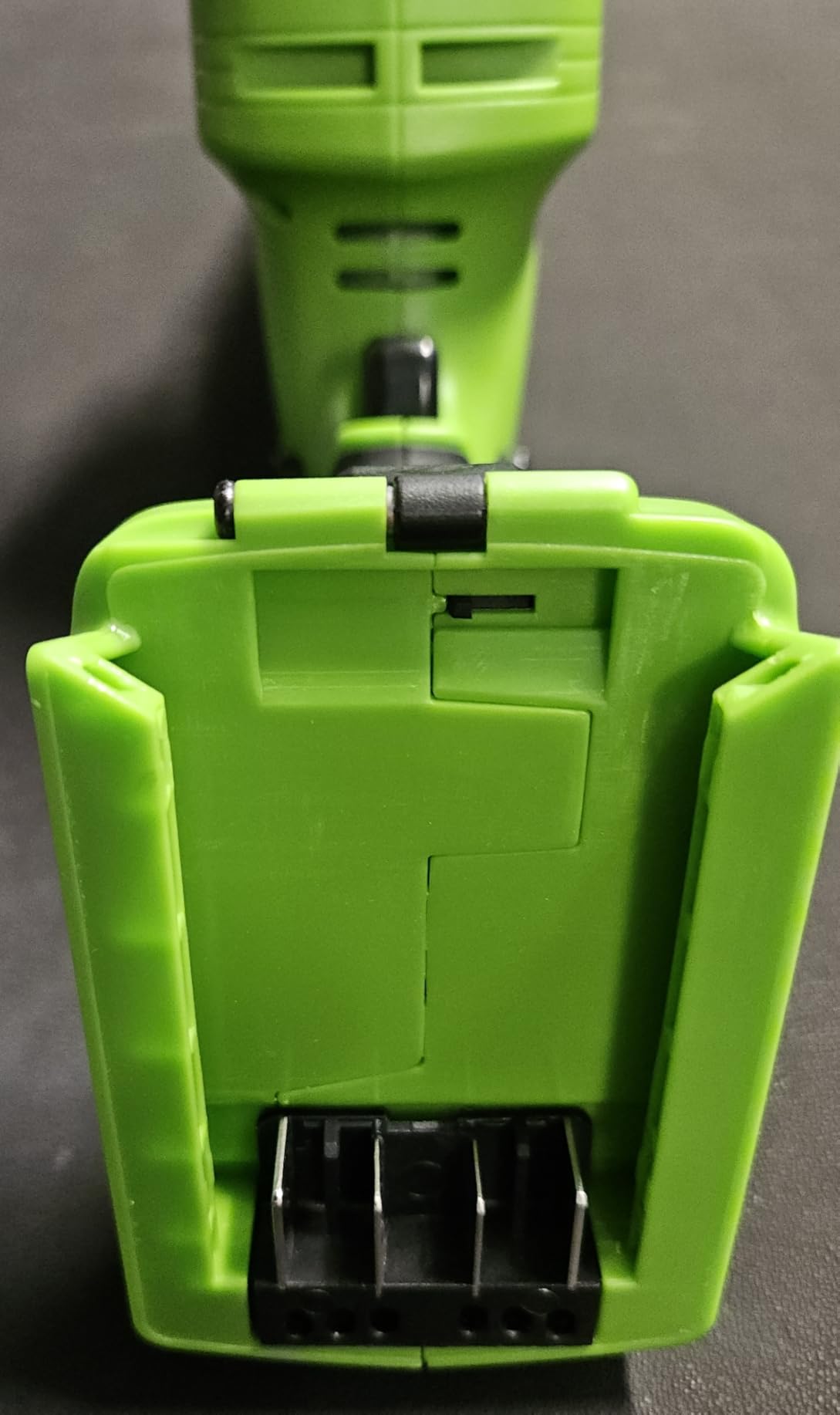 Greenworks 60V 26 in Cordless Hedge Trimmer, 2.0 Ah Battery and Charger customer photo 1