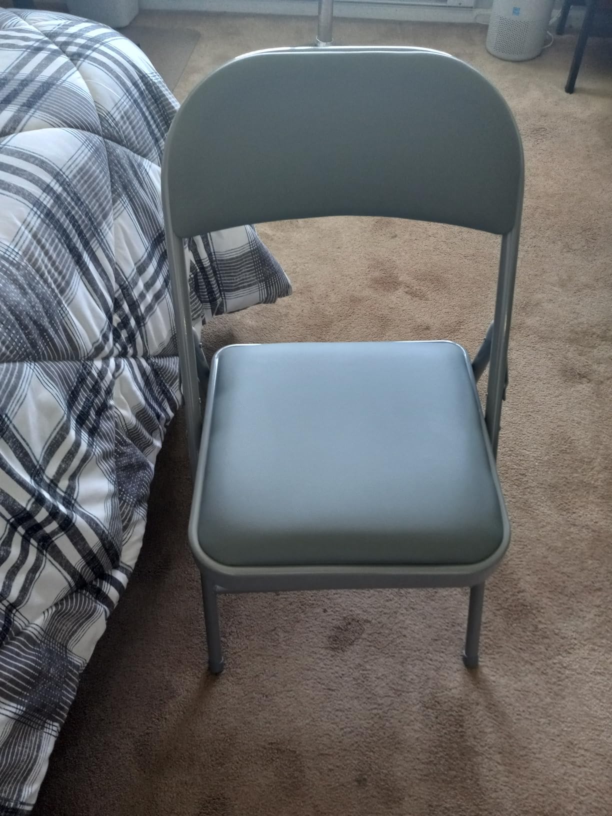 Nazhura 4 Pack Folding Chairs with Padded Vinyl Cushion Chairs with Comfortable Cushion and Durable Steel Frame for Home and Office, for Indoor and Outdoor Events (Black, Vinyl) customer photo 2