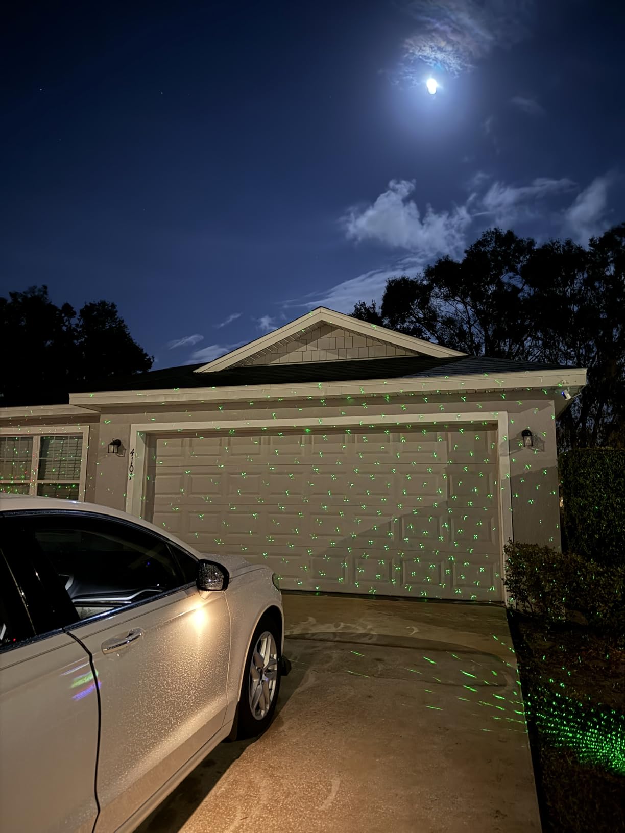 SUNFUCAN Laser Christmas Projector Lights Outdoor, Outdoor Garden Laser Light, Landscape Lights with Red and Green Stars, IP65 Waterproof customer photo 2