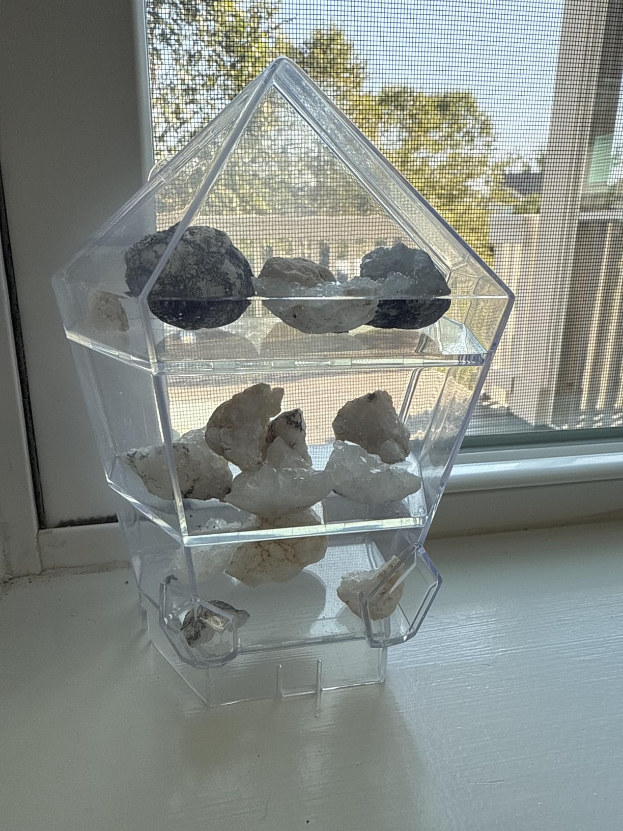 Wow in The World - 10 Real Break-Open Crystal Geodes with Display Case - Bonus Goggles & Magnifying Glass, Companion Audio Content, STEM Toy for Boys & Girls 6+ by Thames & Kosmos customer photo 2