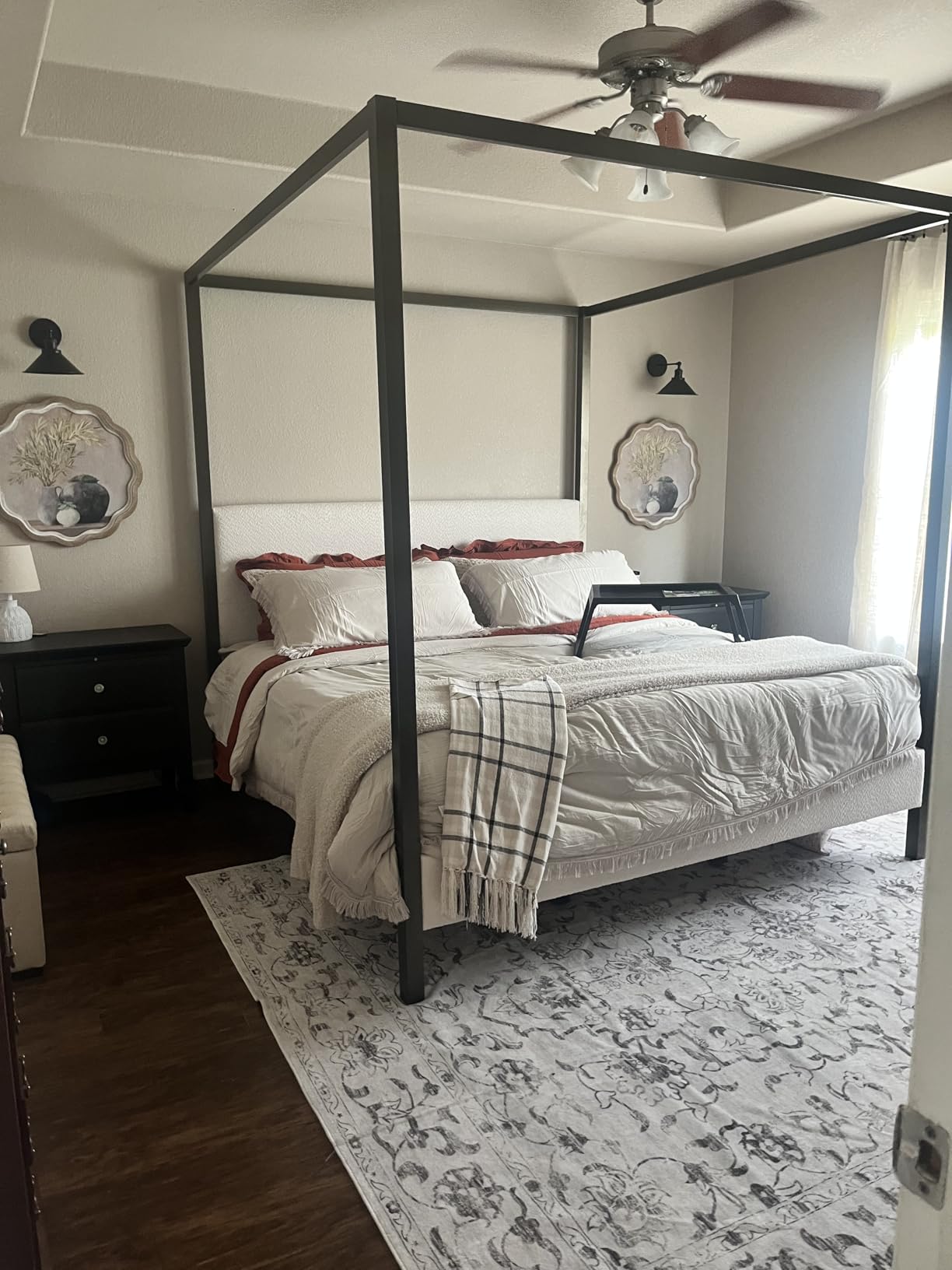 Coaster Home Furnishings - Monroe - Wood - Upholstered Canopy Bed with Four-Post Metal Frame, Padded Headboard and Transitional Style - Bedroom - Queen Size - Vanilla - 300834Q customer photo 2