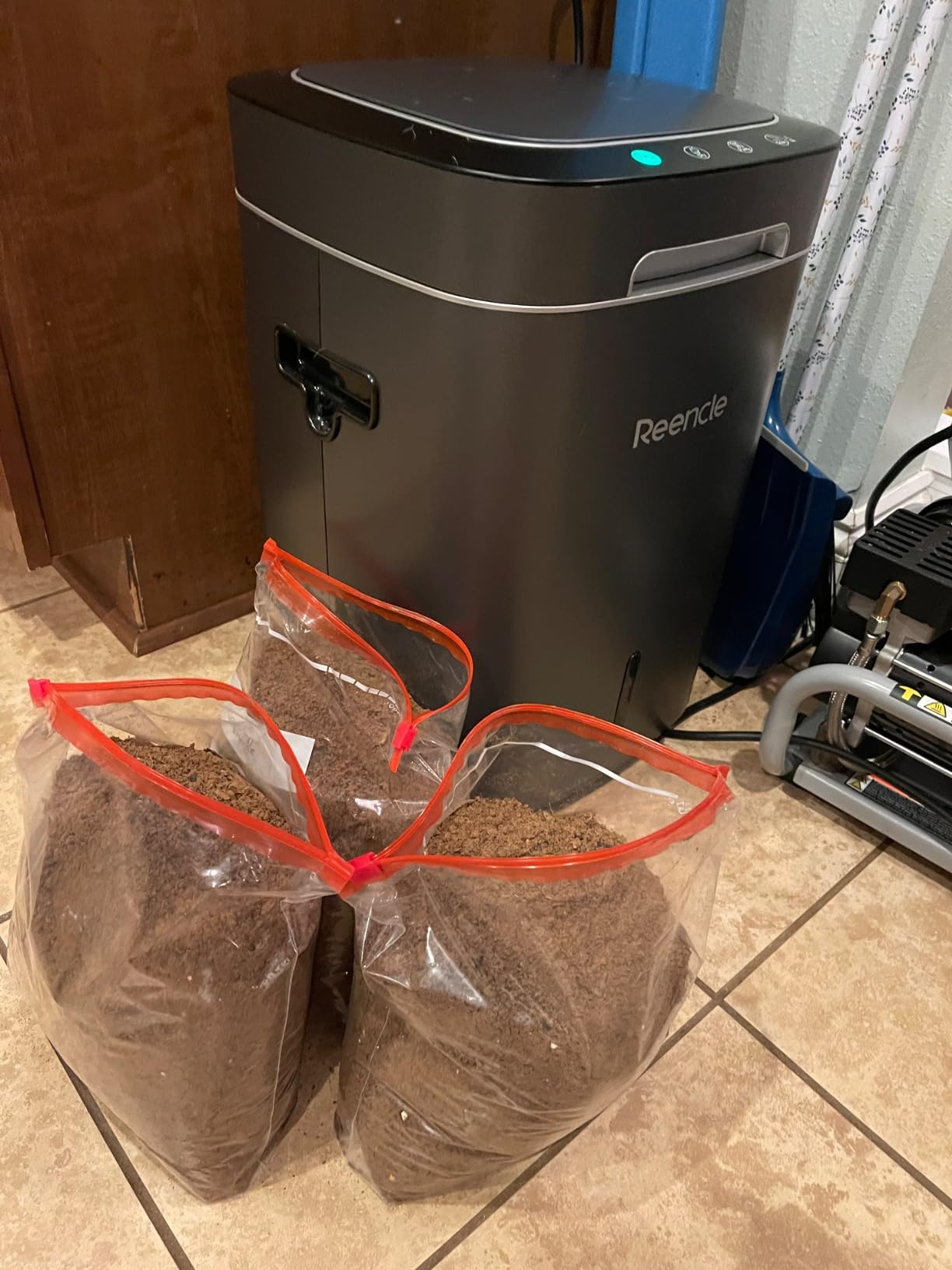 Reencle Prime Electric Composter - 14L Kitchen Composter, Decomposes Up to 2.2 lbs Food Waste Daily, Odorless Indoor Composting with Whisper-Quiet Technology & Rapid Decomposition (White) customer photo 1