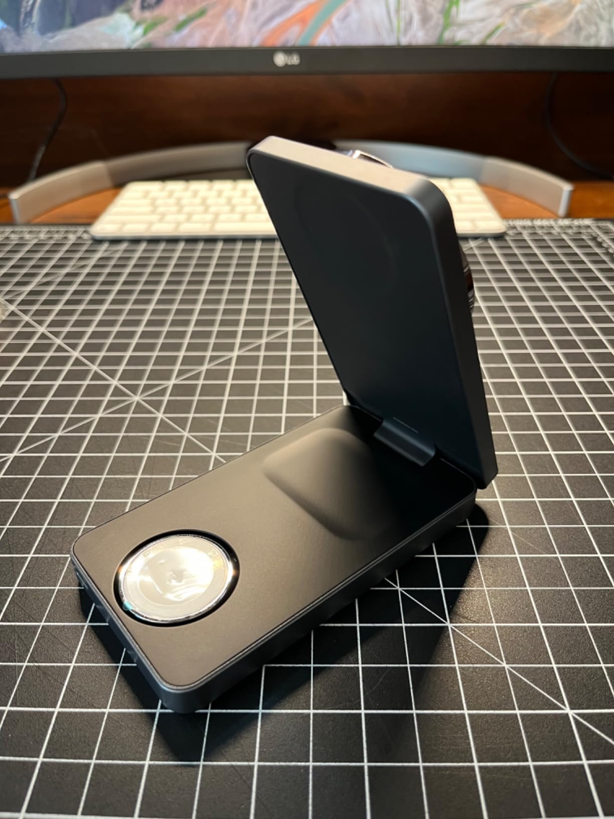 UGREEN MagFlow Qi2 15W 3-in-1 Foldable Charging Station | Qi2 Certified,Adjustable Angle,for iPhone 17-12 series, Apple Watch and AirPods，Includes 30W Adapter,USB C Cable customer photo 2