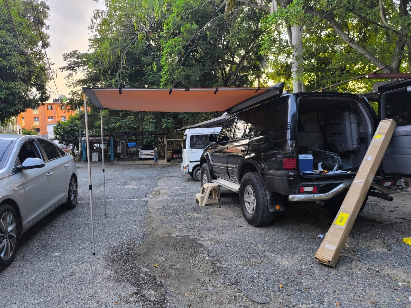 VEVOR Vehicle Awning 6.6'x8.2' Roof Rack Pull-Out Sun Shade UV50+ PU3000mm, Retractable Weatherproof 4x4 Side Awning for SUV Outdoor Camping & Overland (Hardware Included), w/Waterproof Storage Bag customer photo 2