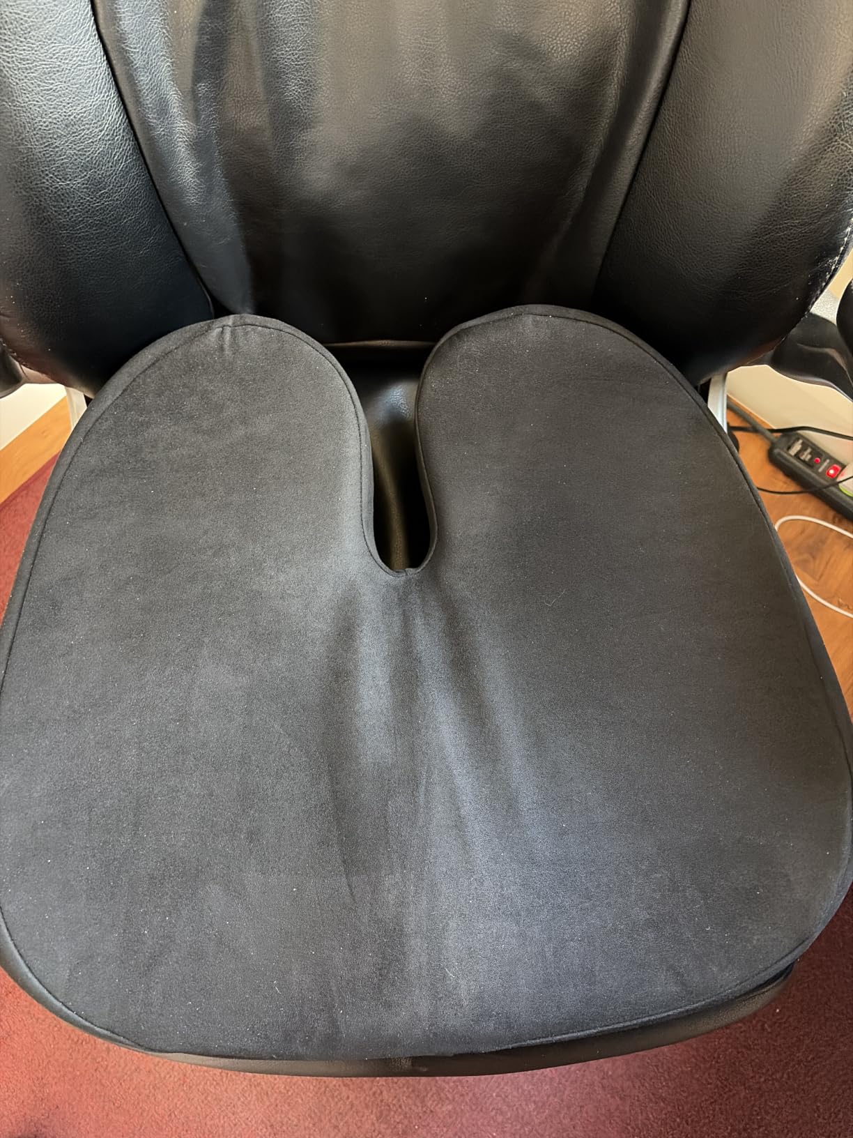 5 STARS UNITED Seat Cushion - Memory Foam & Cooling Gel - Chair Cushion for Tailbone Pain Relief - Ergonomic Support for Coccyx, Sciatica & Butt - Office, Desk & Gaming Chair, Car, Wheelchair, Black customer photo 1
