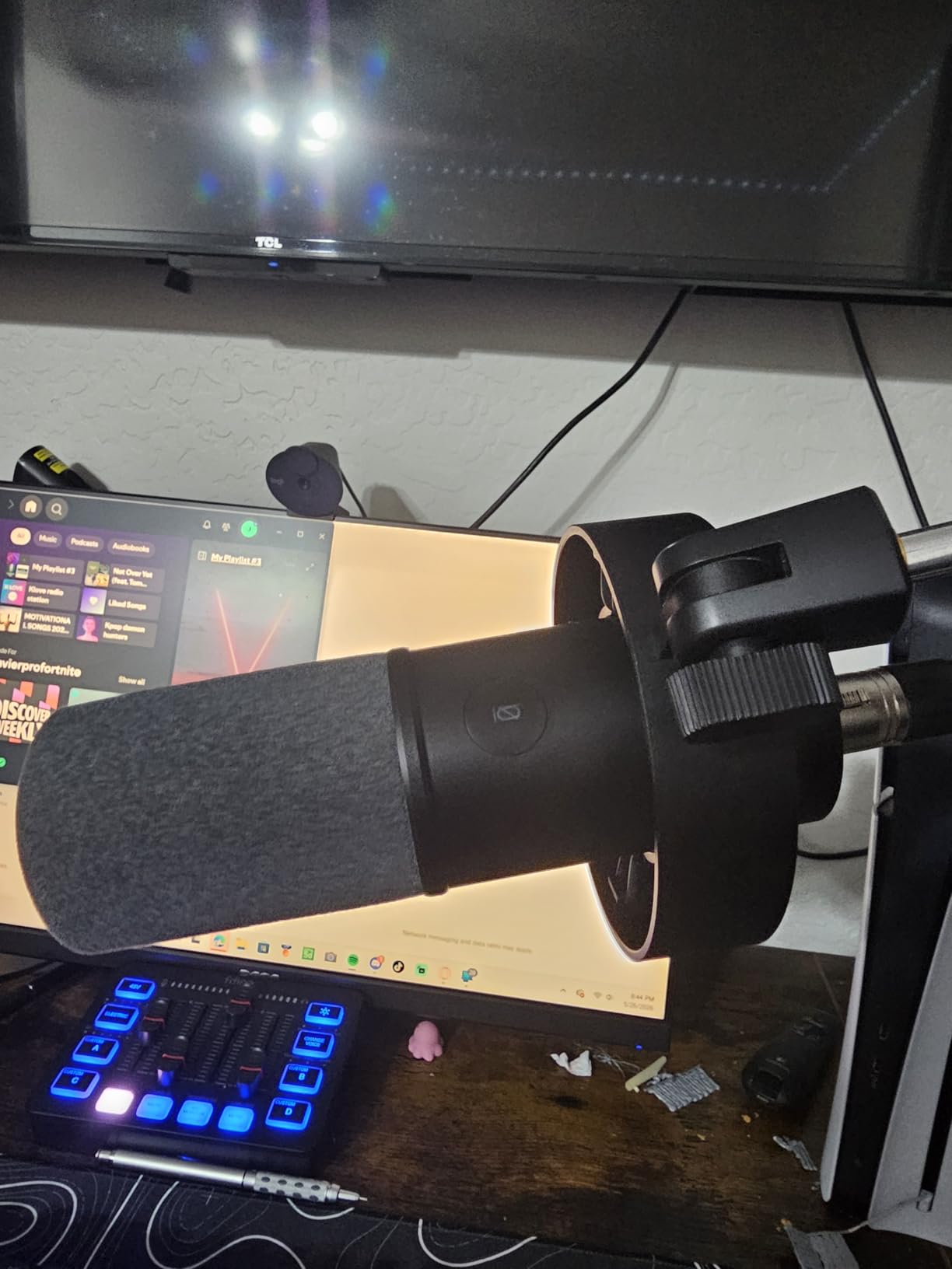 FIFINE AmpliTank K688CT Podcast Microphone Kit, USB/XLR Dynamic Microphone with Boom Arm for PC/XLR Mixer, Gaming Mic with Mute Button, Headphone Jack for Vocal, Voice-Over, Streaming, Music Recording -K688CT customer photo 2