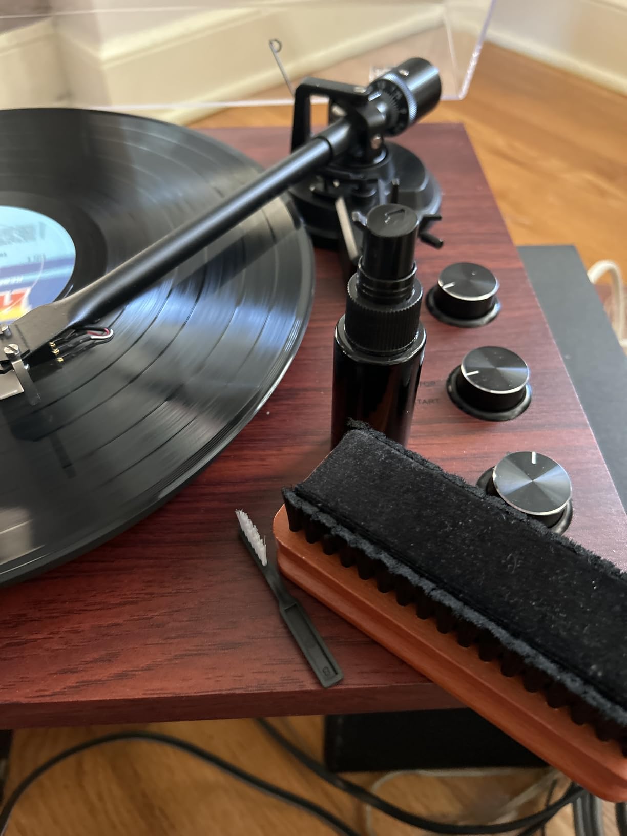 5 in1 Vinyl Records Cleaning Kit, Anti Static Solid Wood Vinyl Record Cleaner Kit, Includes 2in1 Velvet Microfiber Brush, XL Cleaning Liquid, Duster, Stylus Brush, Storage Box for Records Albums-Large customer photo 2