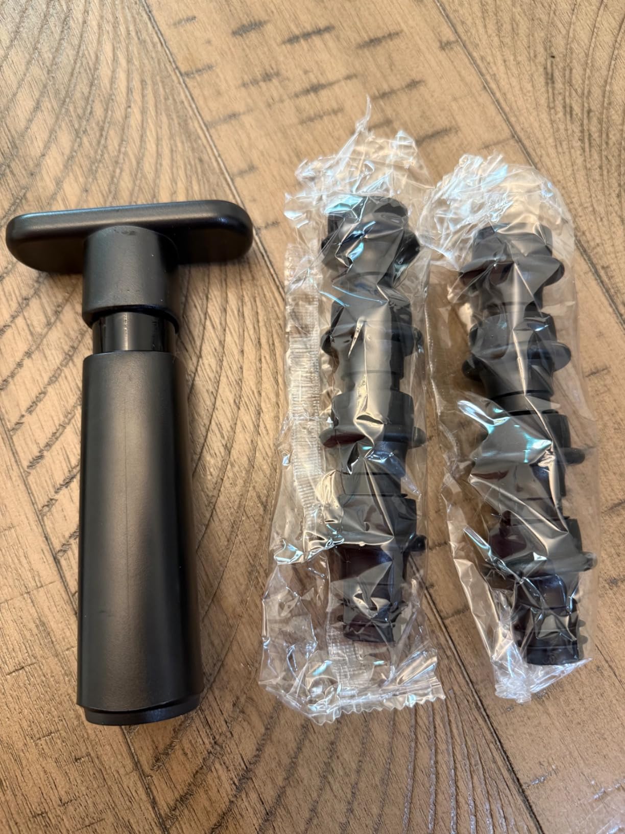 WOTOR Wine Saver Vacuum Pump with 4 Stoppers, Wine Stopper & Preserver, Reusable Bottle Sealer Keeps Fresh, Ideal Accessories Gift (Flat Handle) customer photo 1
