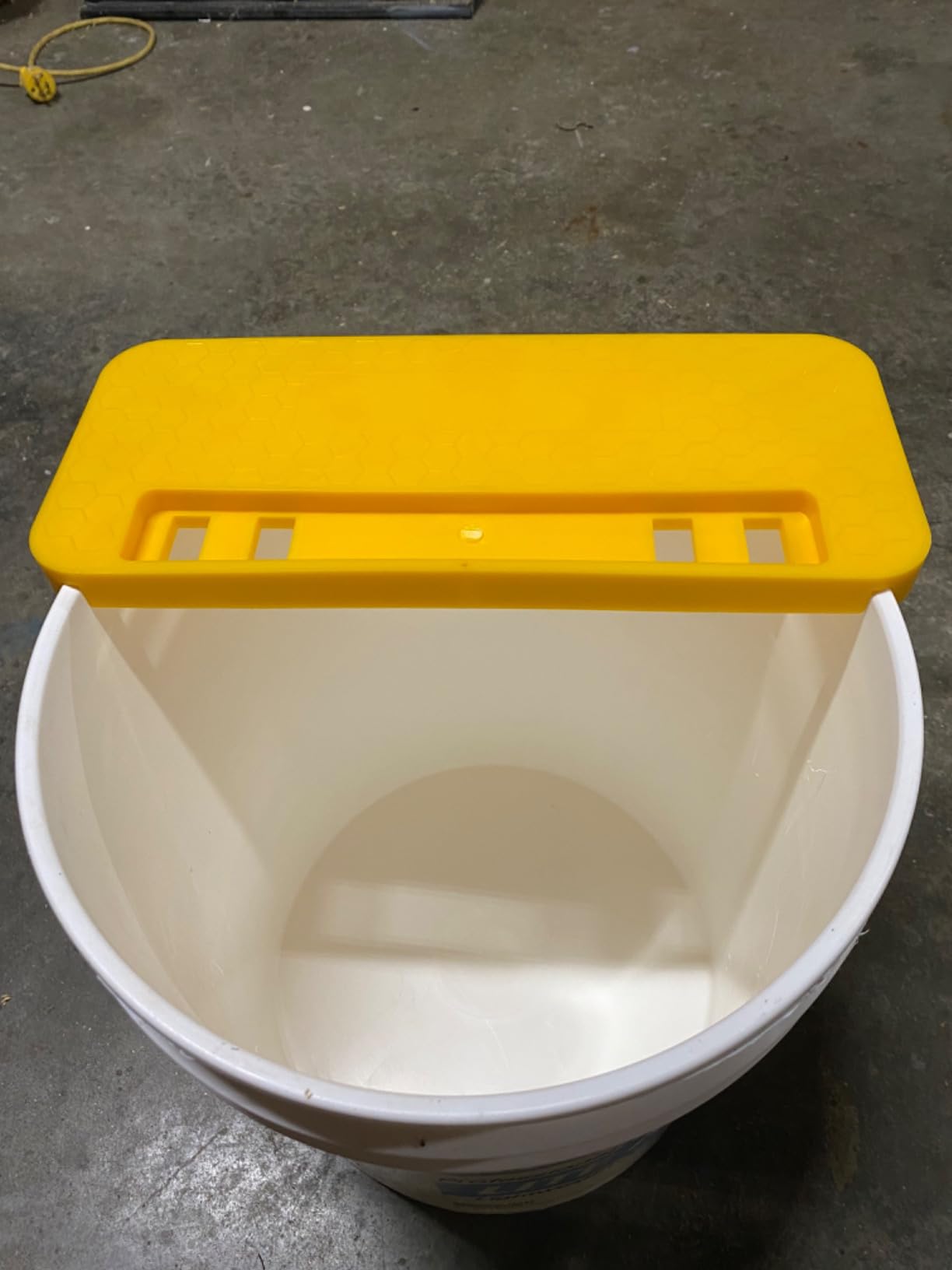 XICHENGSHIDAI Honey Uncapping Holder for 5 Gallon Bucket, Frame Rest | Supports a honey frame over a standard 5-gallon bucket; grooved scraper edge directs wax cappings and honey into the bucket. customer photo 2