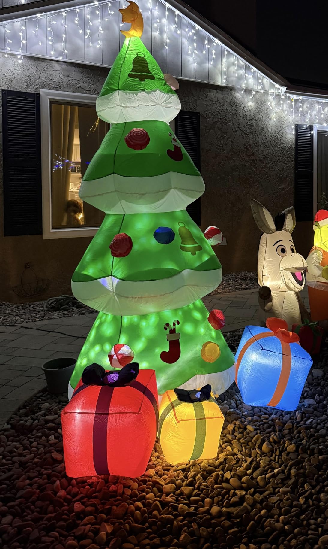 COOLWUFAN 7.5 FT Inflatables Christmas Tree Decoration, Christmas Inflatables Blow Up Yard Decoration with 3 Gift Boxes & Built-in LEDs for Christmas Decorations, Indoor Outdoor Yard Garden Lawn Decor customer photo 1