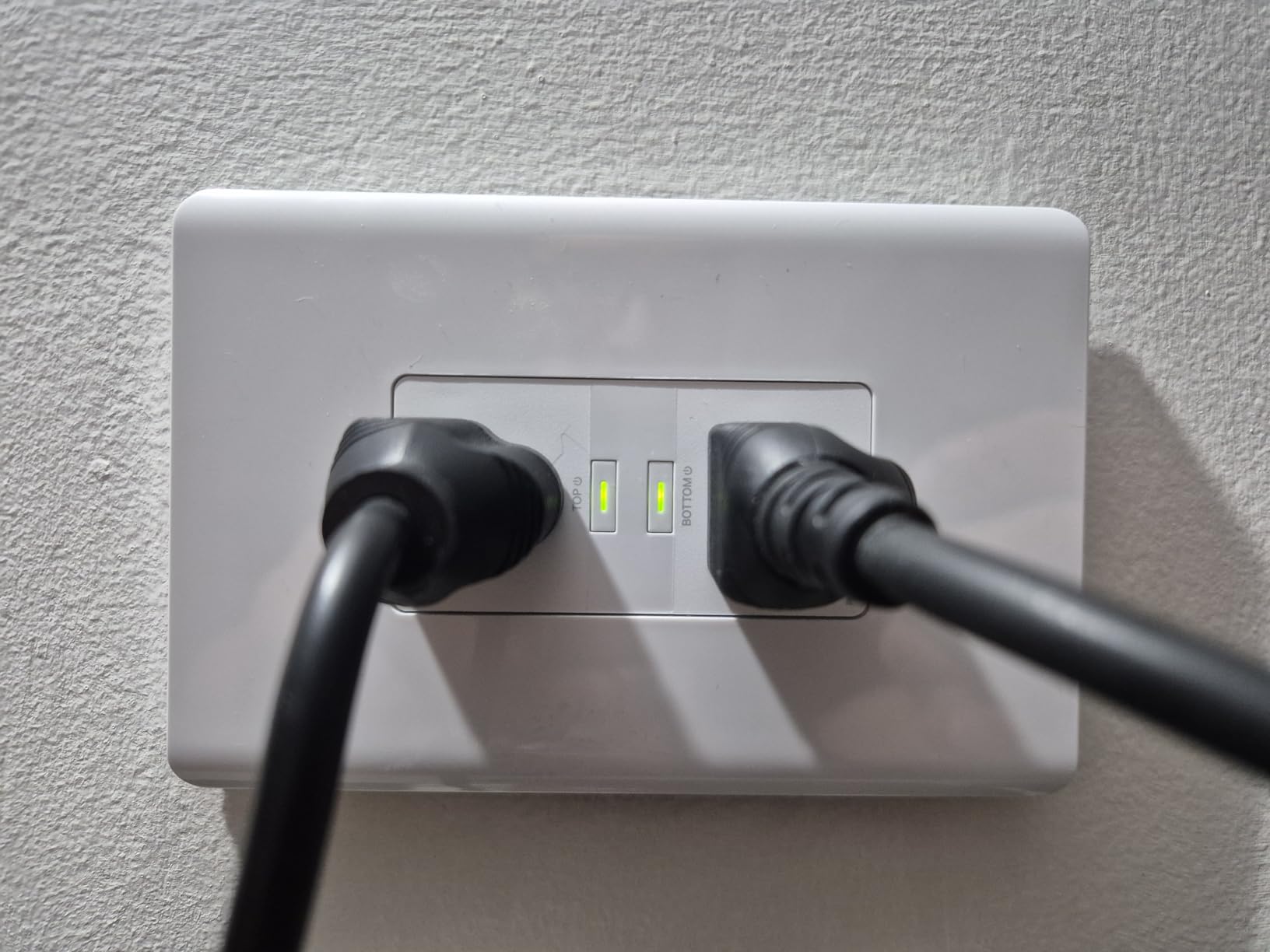 Tapo Smart Plug, Wi-Fi in-Wall Outlet, P210M, Matter Compatible | Energy Monitoring, 15A/1800W Max, Works with Alexa, Apple Home, Google Home, SmartThings, Voice/Remote Control, ETL Certified customer photo 1