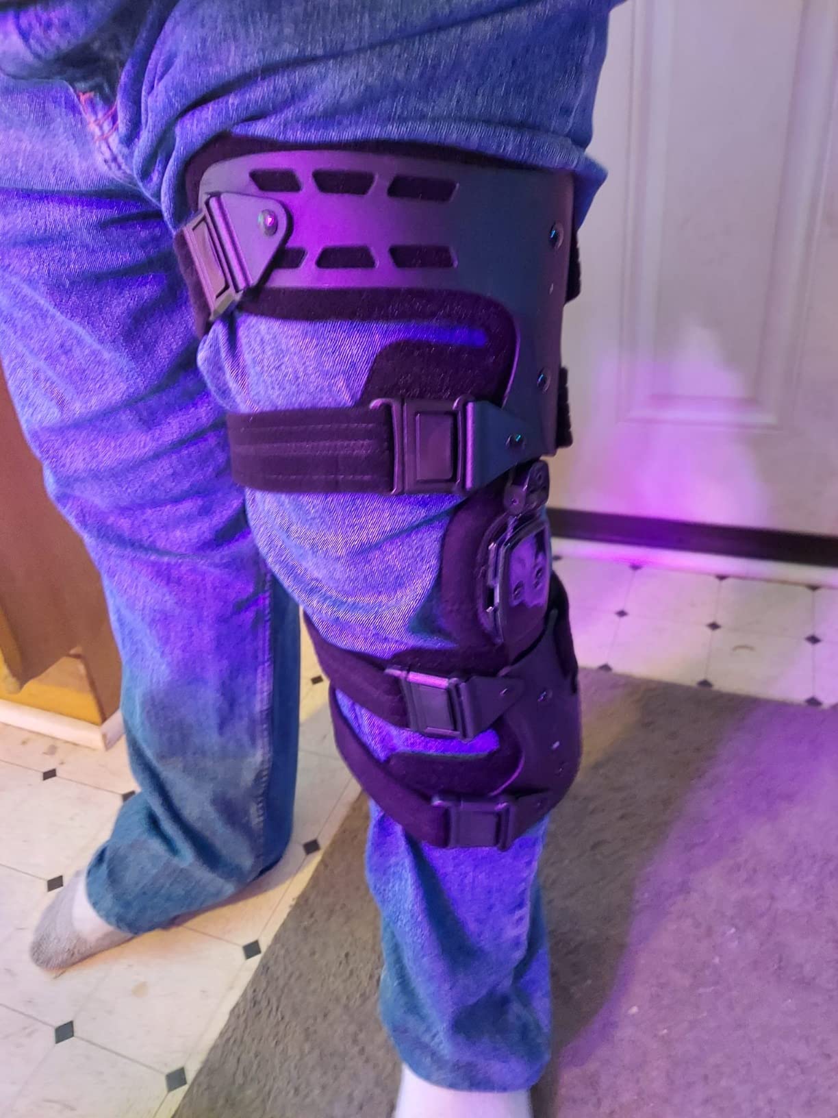 OA Unloader Knee Brace, Adjustable 3-Point Medial/Lateral Offloading Support for Osteoarthritis Pain, Bone-on-Bone Joint Degeneration & Recovery, ROM Control, Universal Fit for Men & Women, Black, Right customer photo 1