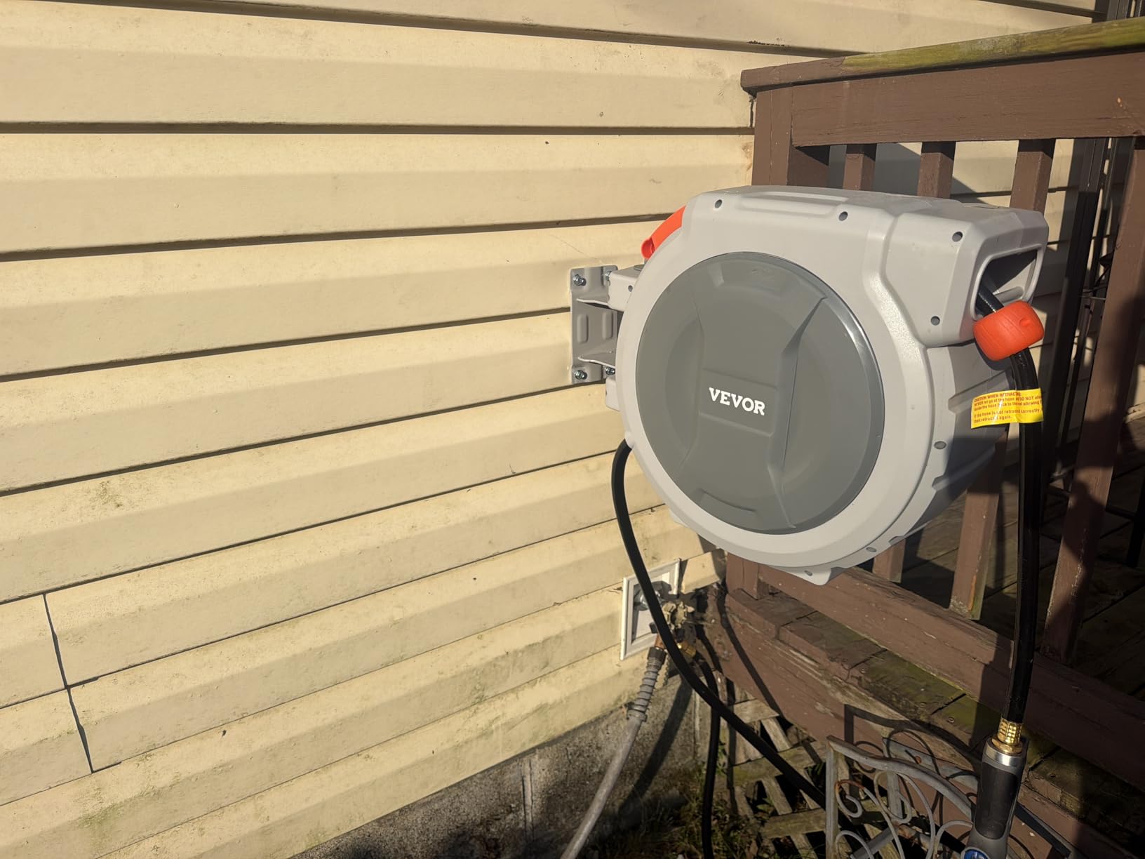 VEVOR Retractable Garden Hose Reel, 5/8 Inch x 100 ft Wall Mounted Hose Reel, Heavy Duty Garden Hose Reel with 9 Patterns Nozzle, Any Length Lock, Upgraded Slow Return System and 180° Swivel Bracket customer photo 1