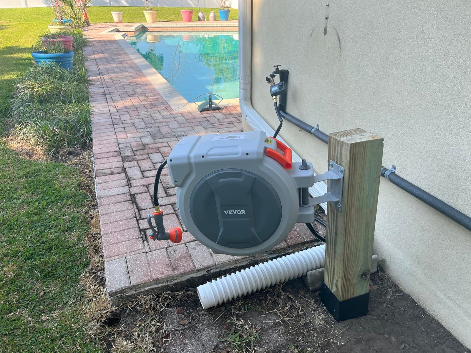 VEVOR Retractable Garden Hose Reel, 5/8 Inch x 100 ft Wall Mounted Hose Reel, Heavy Duty Garden Hose Reel with 9 Patterns Nozzle, Any Length Lock, Upgraded Slow Return System and 180° Swivel Bracket customer photo 2