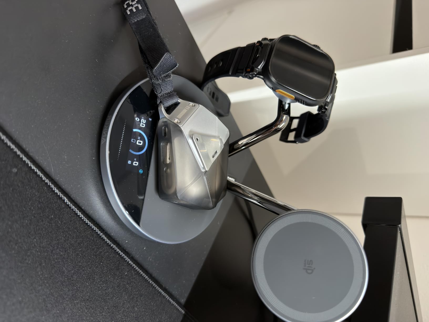 Anker Prime 3-in-1 Qi2.2 MagSafe Compatible 25W Wireless Charging Station with Smart Display and TEC Active Cooling customer photo 2